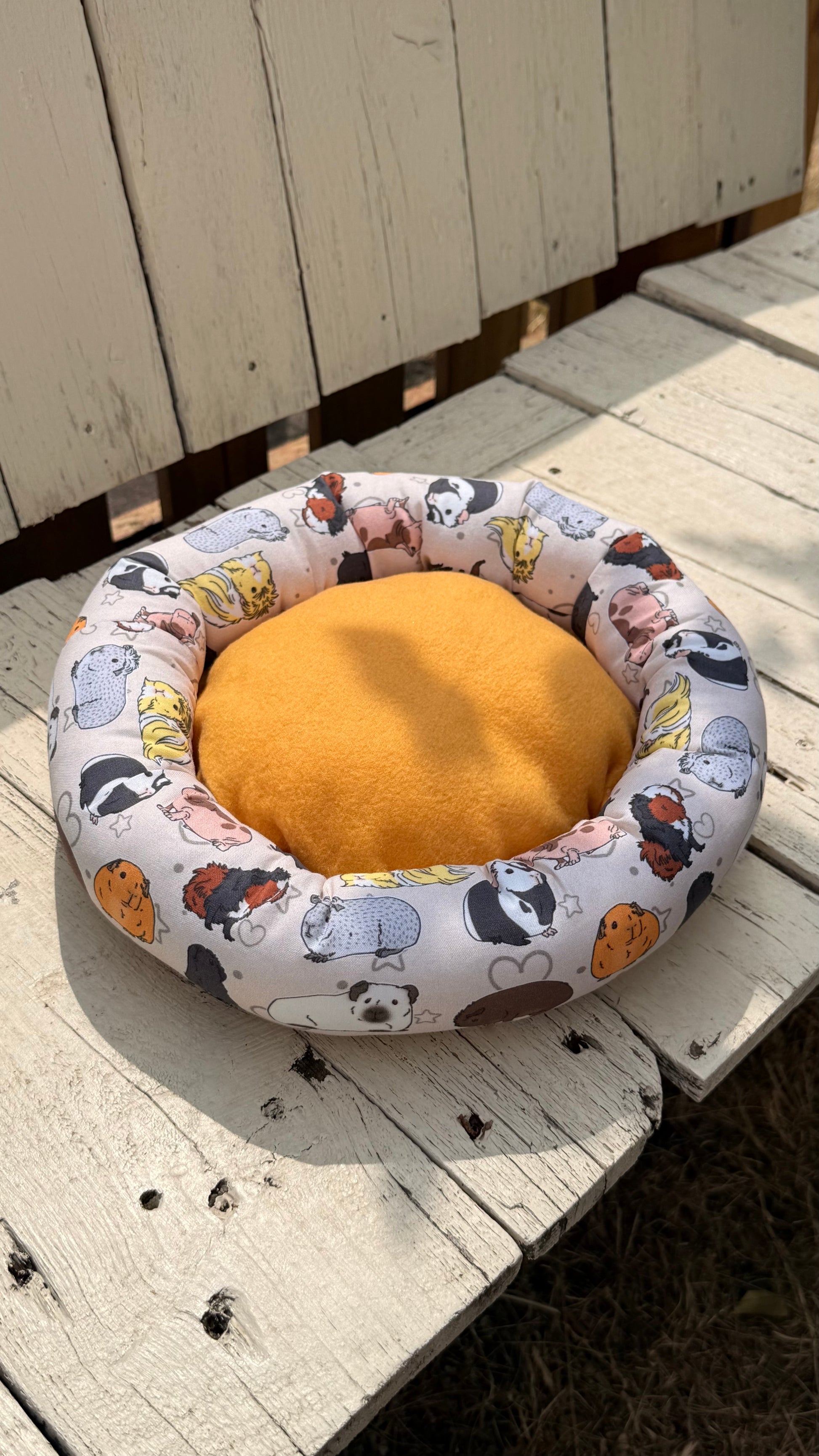 Handgefertigter Kuscheldonut für Meerschweinchen mit Meerschweine Motiv, weiches Kuschelbett für Kleintiere, gemütlicher Schlafplatz aus Dein Krämerladen.
