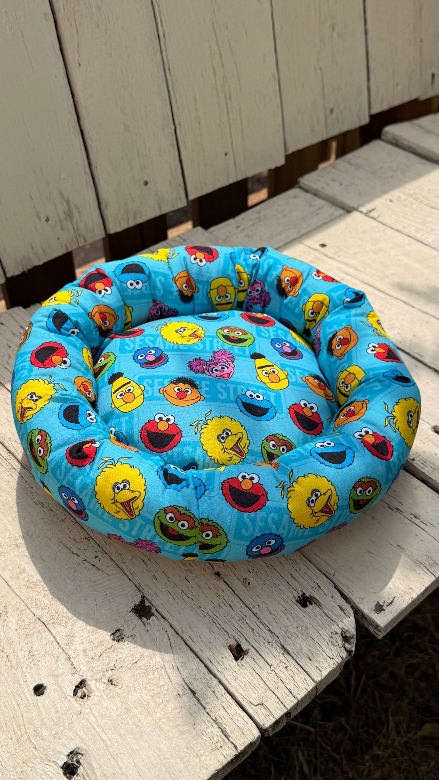 Handgefertigter Kuscheldonut für Meerschweinchen mit Krümelmonster Motiv, weiches Kuschelbett für Kleintiere, gemütlicher Schlafplatz aus Dein Krämerladen.