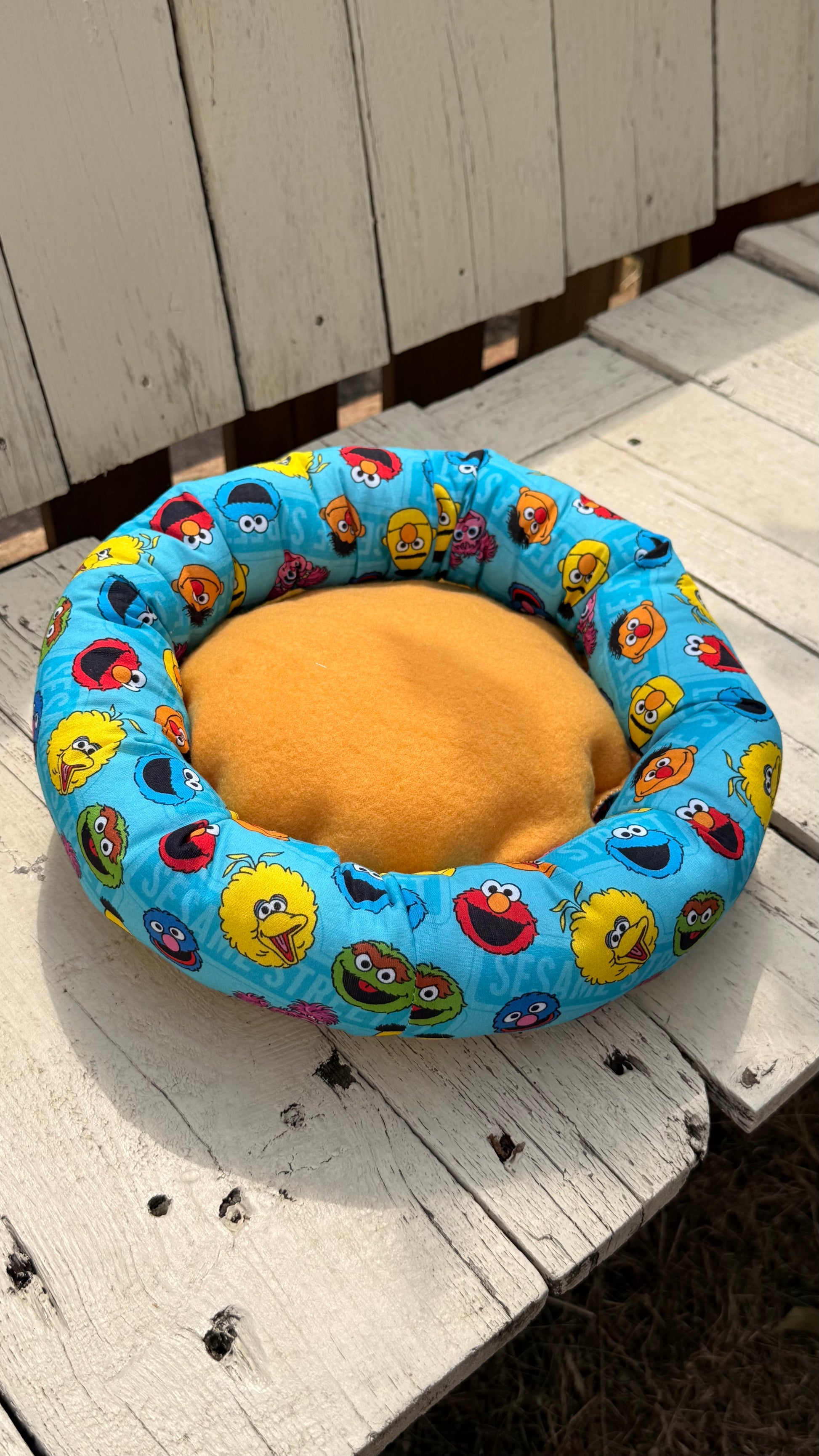 Handgefertigter Kuscheldonut für Meerschweinchen mit Krümelmonster Motiv, weiches Kuschelbett für Kleintiere, gemütlicher Schlafplatz aus Dein Krämerladen.