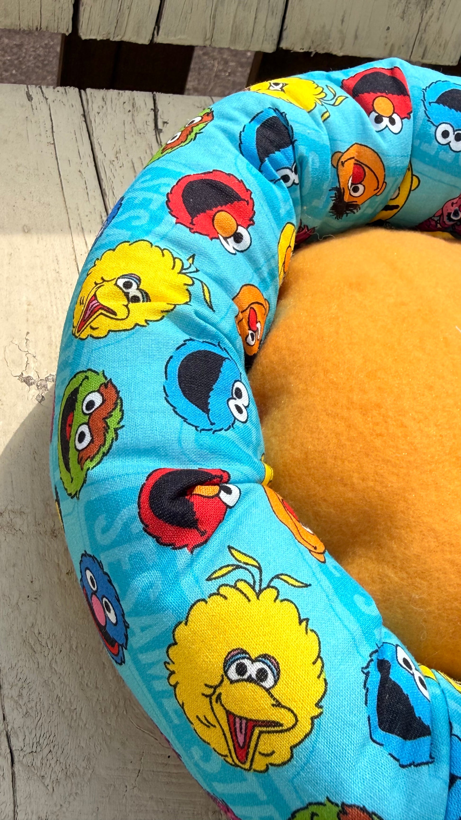 Handgefertigter Kuscheldonut für Meerschweinchen mit Krümelmonster Motiv, weiches Kuschelbett für Kleintiere, gemütlicher Schlafplatz aus Dein Krämerladen.
