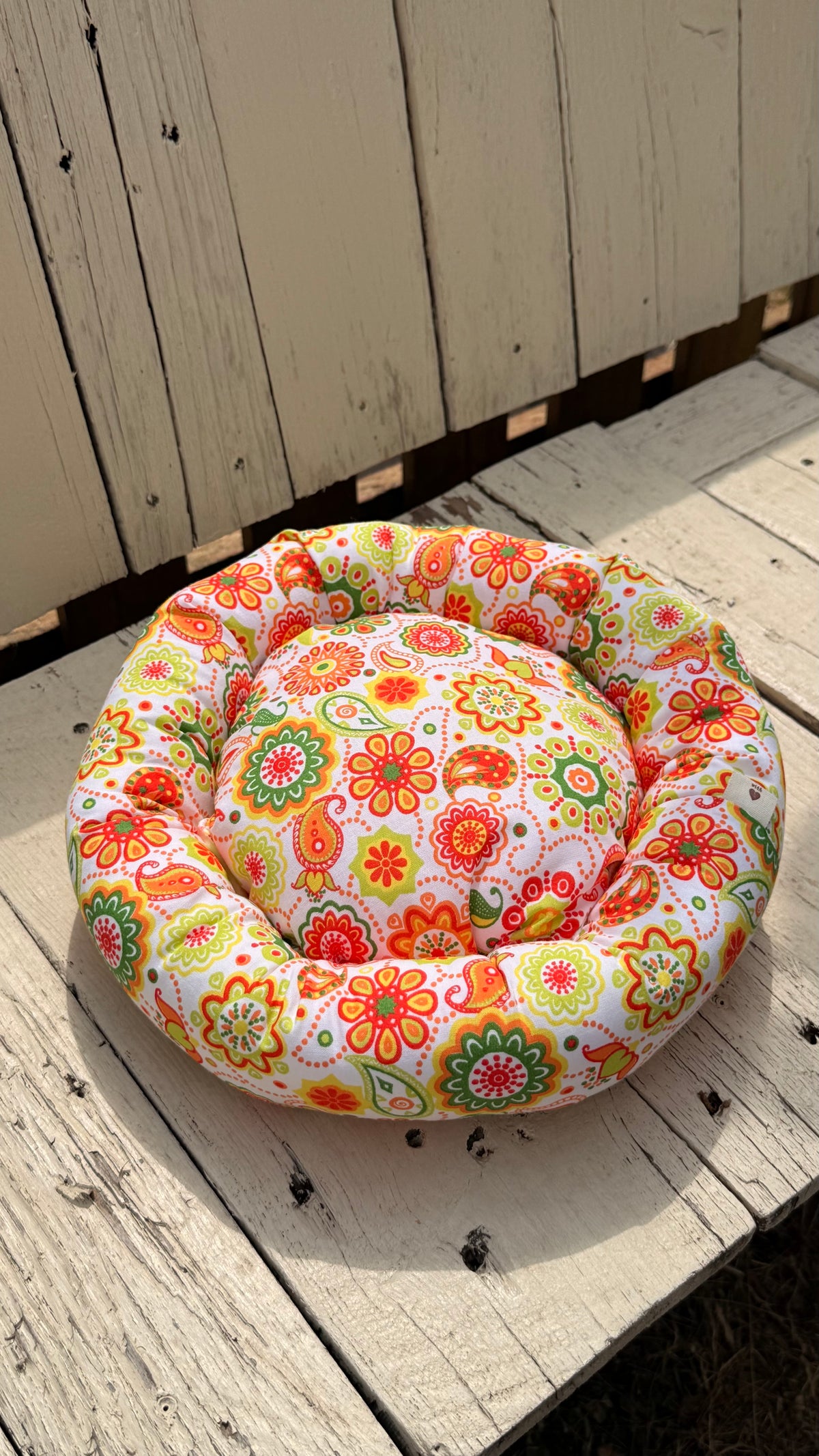 Handgefertigter Kuscheldonut für Meerschweinchen mit Retro Blumen Motiv, weiches Kuschelbett für Kleintiere, gemütlicher Schlafplatz aus Dein Krämerladen.