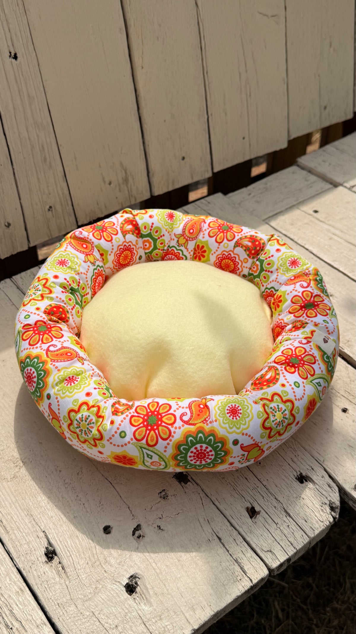 Handgefertigter Kuscheldonut für Meerschweinchen mit Retro Blumen Motiv, weiches Kuschelbett für Kleintiere, gemütlicher Schlafplatz aus Dein Krämerladen.