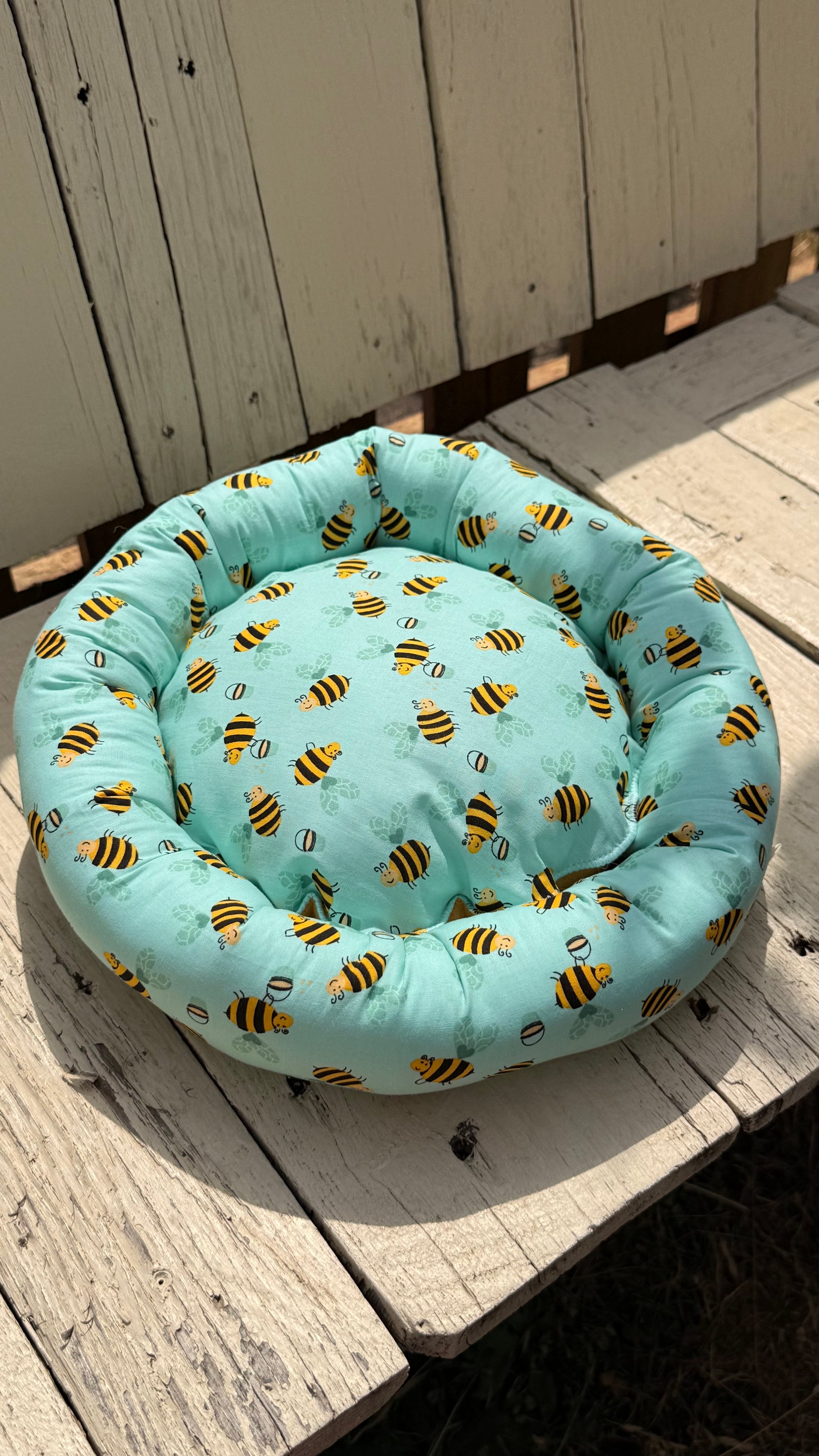 Handgefertigter Kuscheldonut für Meerschweinchen mit Biene Motiv, weiches Kuschelbett für Kleintiere, gemütlicher Schlafplatz aus Dein Krämerladen.