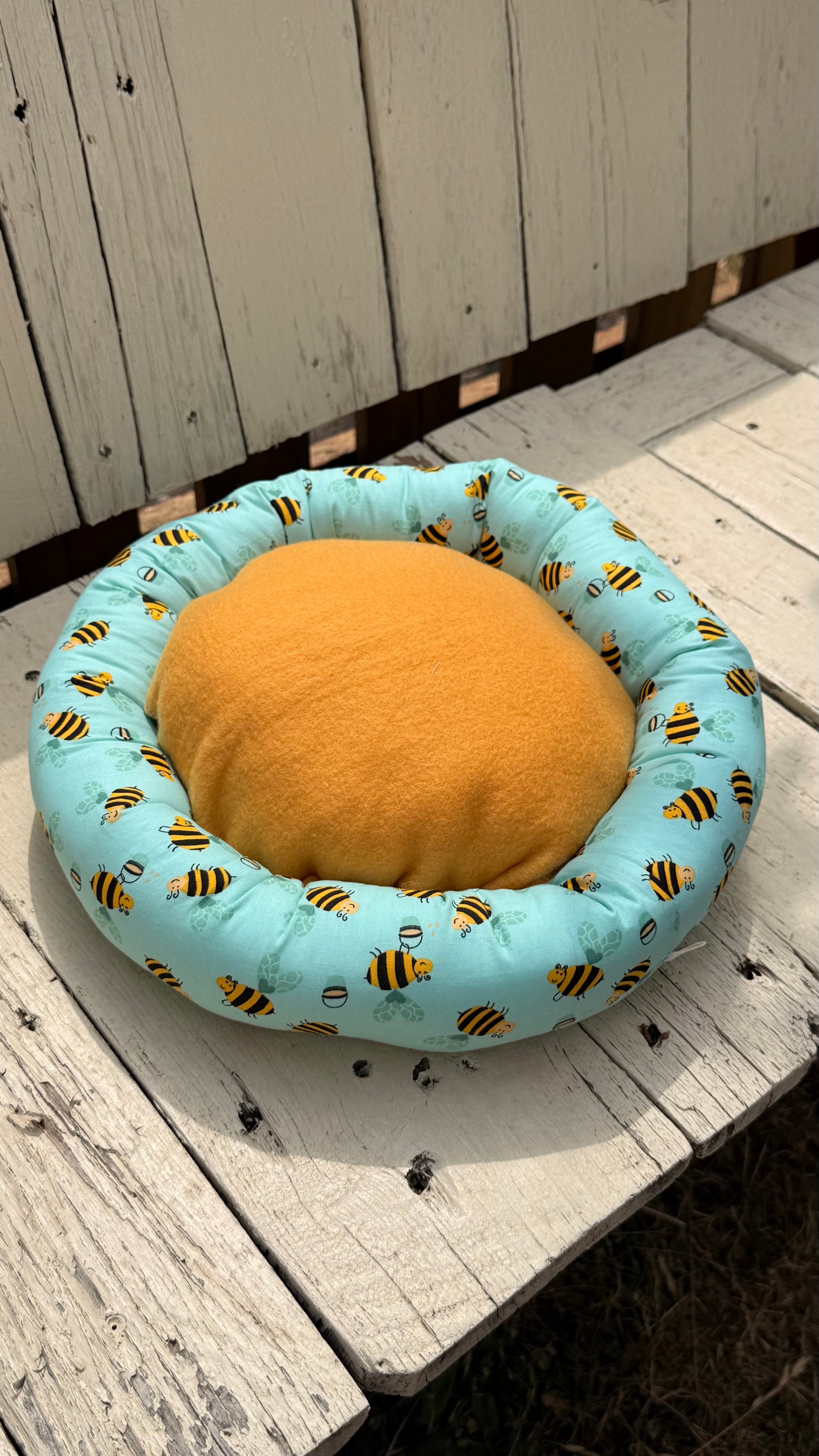 Handgefertigter Kuscheldonut für Meerschweinchen mit Biene Motiv, weiches Kuschelbett für Kleintiere, gemütlicher Schlafplatz aus Dein Krämerladen.