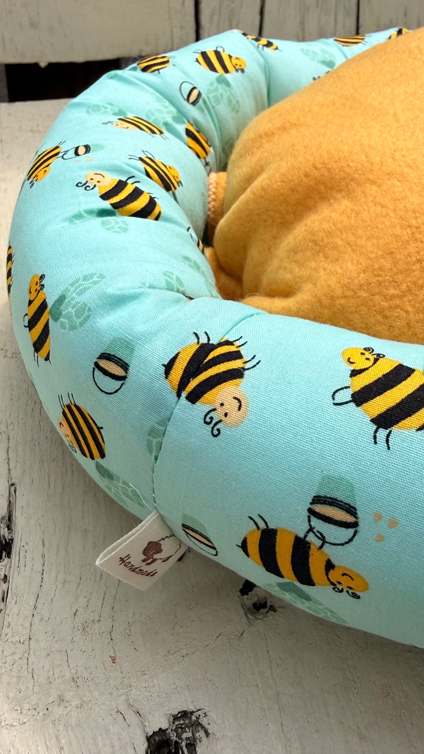 Handgefertigter Kuscheldonut für Meerschweinchen mit Biene Motiv, weiches Kuschelbett für Kleintiere, gemütlicher Schlafplatz aus Dein Krämerladen.