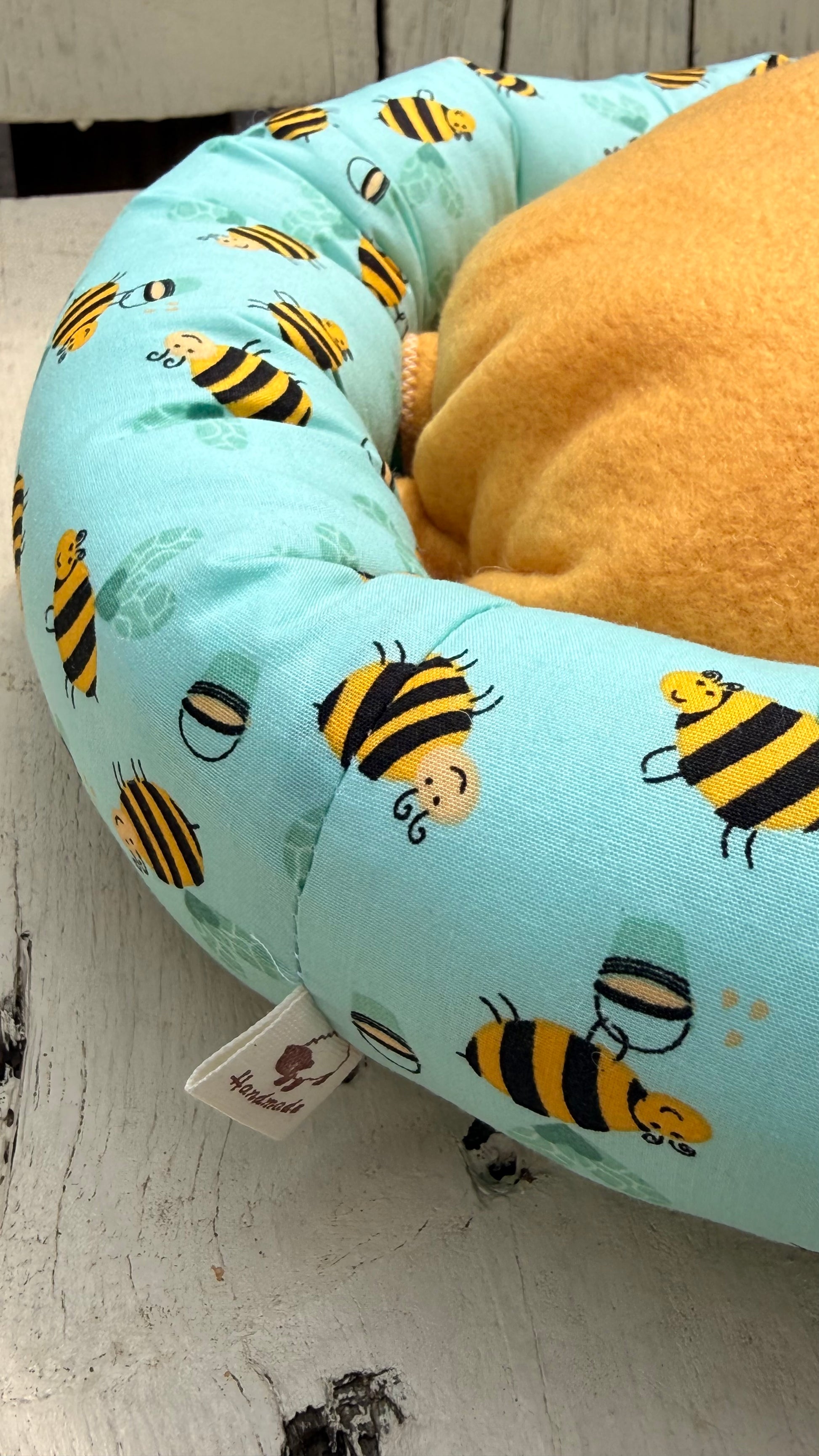 Handgefertigter Kuscheldonut für Meerschweinchen mit Biene Motiv, weiches Kuschelbett für Kleintiere, gemütlicher Schlafplatz aus Dein Krämerladen.