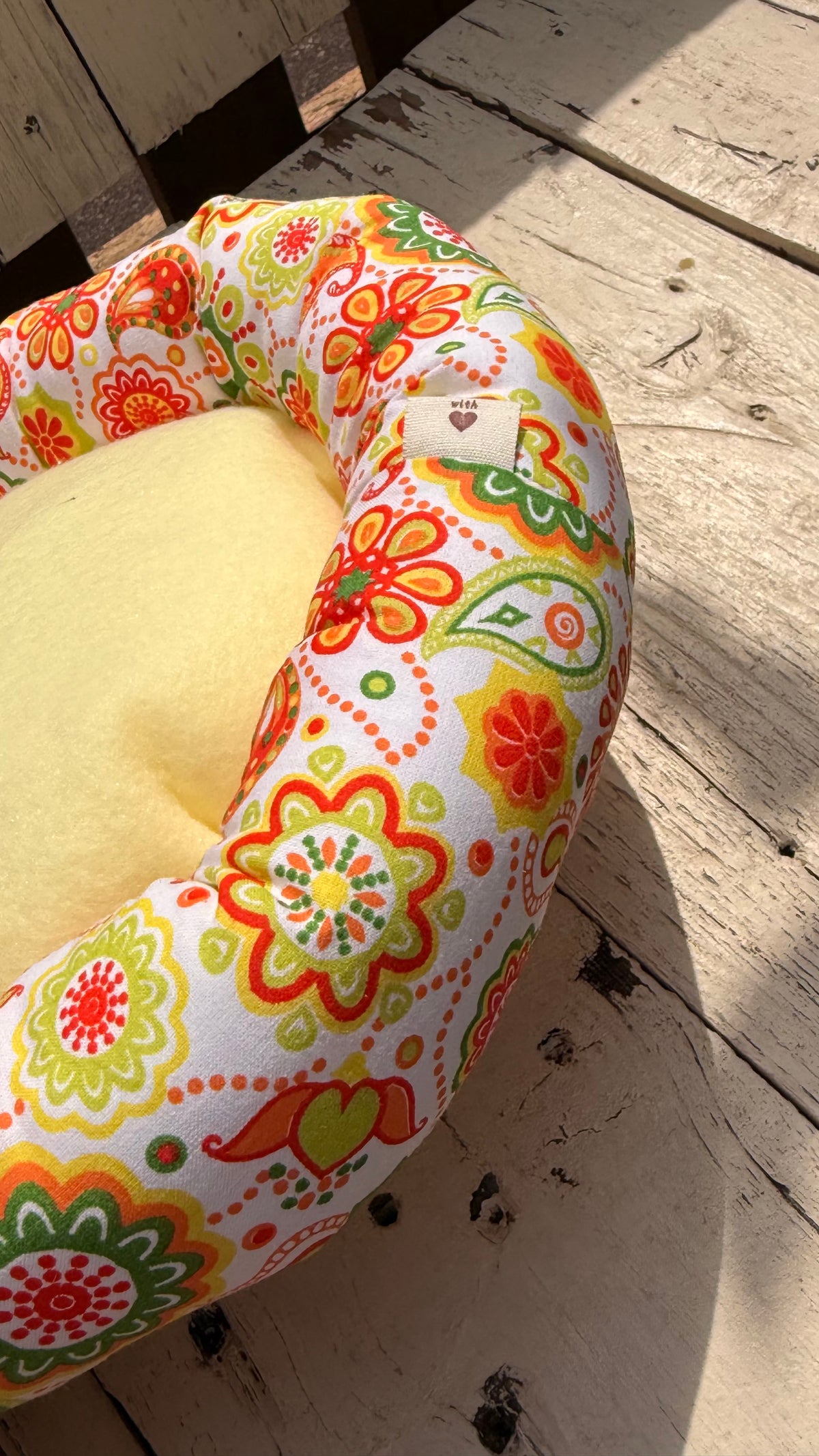 Handgefertigter Kuscheldonut für Meerschweinchen mit Retro Blumen Motiv, weiches Kuschelbett für Kleintiere, gemütlicher Schlafplatz aus Dein Krämerladen.