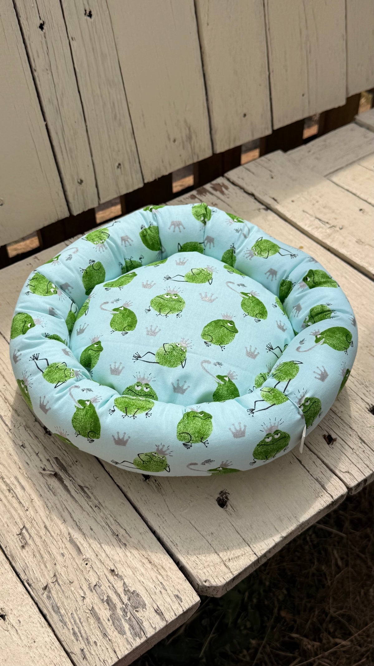 Handgefertigter Kuscheldonut für Meerschweinchen mit Frosch Motiv, weiches Kuschelbett für Kleintiere, gemütlicher Schlafplatz aus Dein Krämerladen.