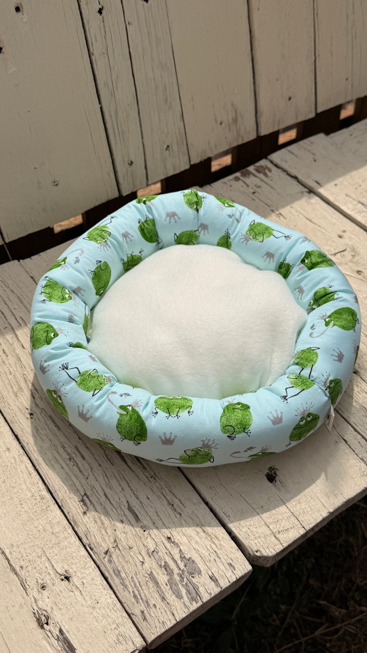 Handgefertigter Kuscheldonut für Meerschweinchen mit Frosch Motiv, weiches Kuschelbett für Kleintiere, gemütlicher Schlafplatz aus Dein Krämerladen.