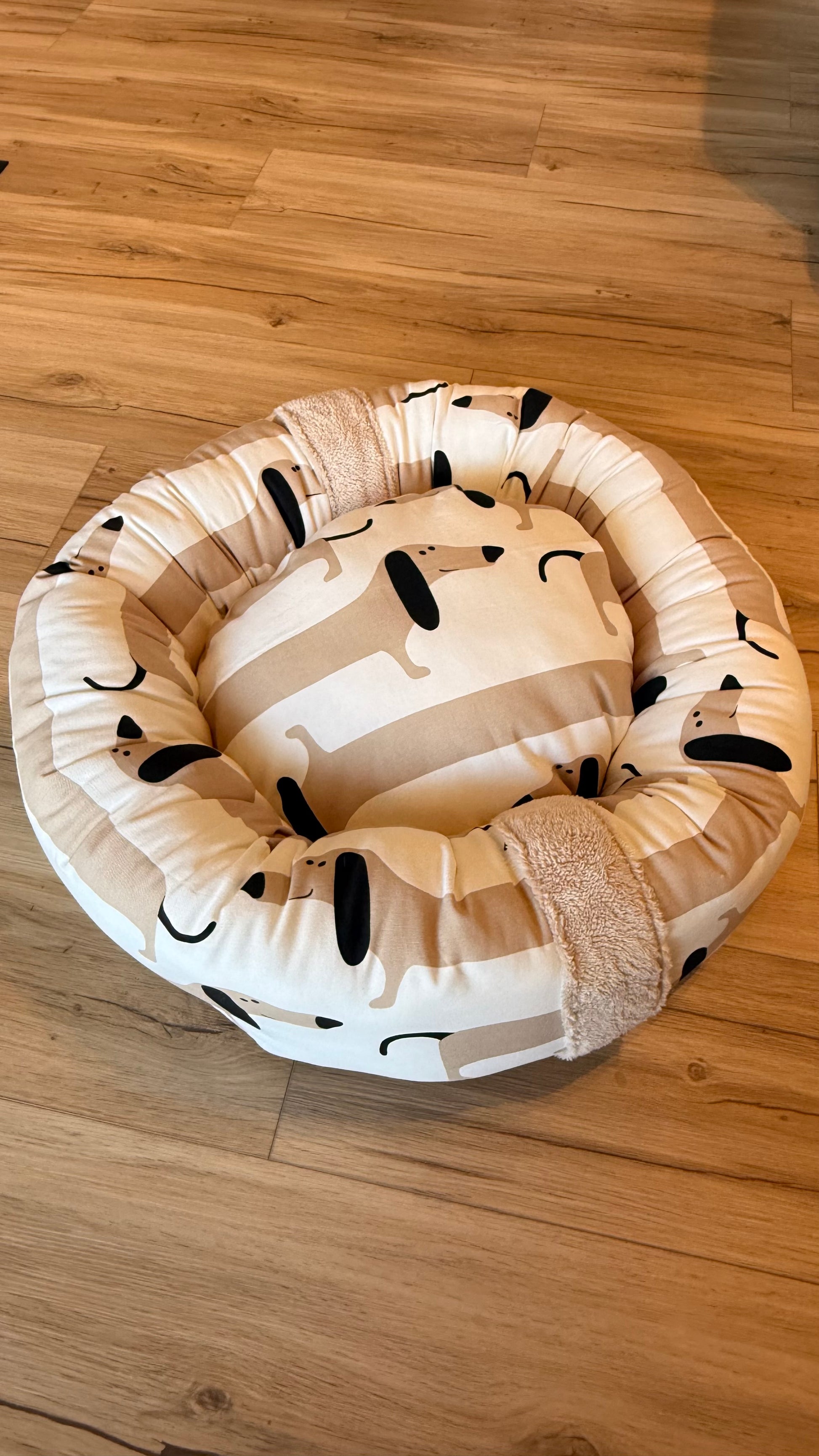 Handgefertigter Kuscheldonut für Hunde und Katzen, 63 cm Durchmesser mit 38 cm Innenkissen, niedlicher Dackel-Print, weiches Haustierbett für kleine Hunde.
