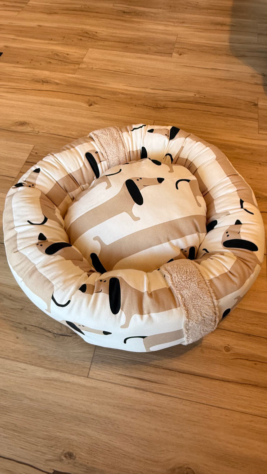 Handgefertigter Kuscheldonut für Hunde und Katzen, 63 cm Durchmesser mit 38 cm Innenkissen, niedlicher Dackel-Print, weiches Haustierbett für kleine Hunde.