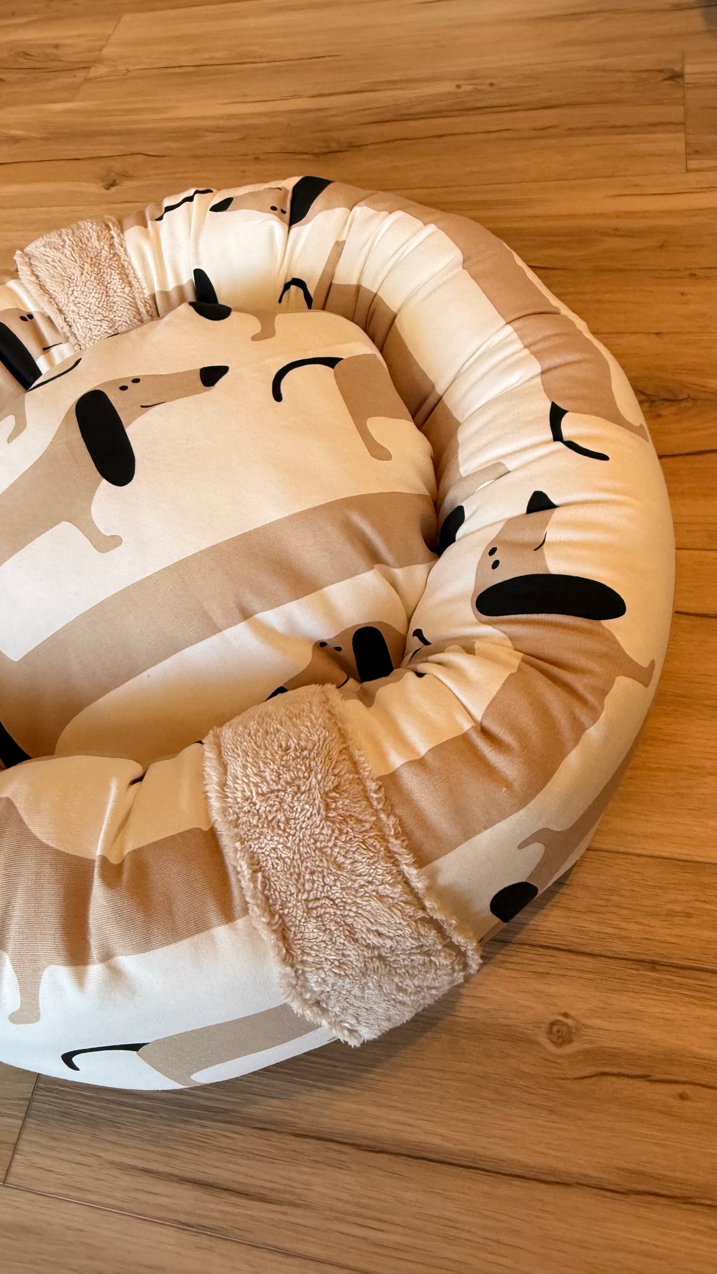 Handgefertigter Kuscheldonut für Hunde und Katzen, 63 cm Durchmesser mit 38 cm Innenkissen, niedlicher Dackel-Print, weiches Haustierbett für kleine Hunde.
