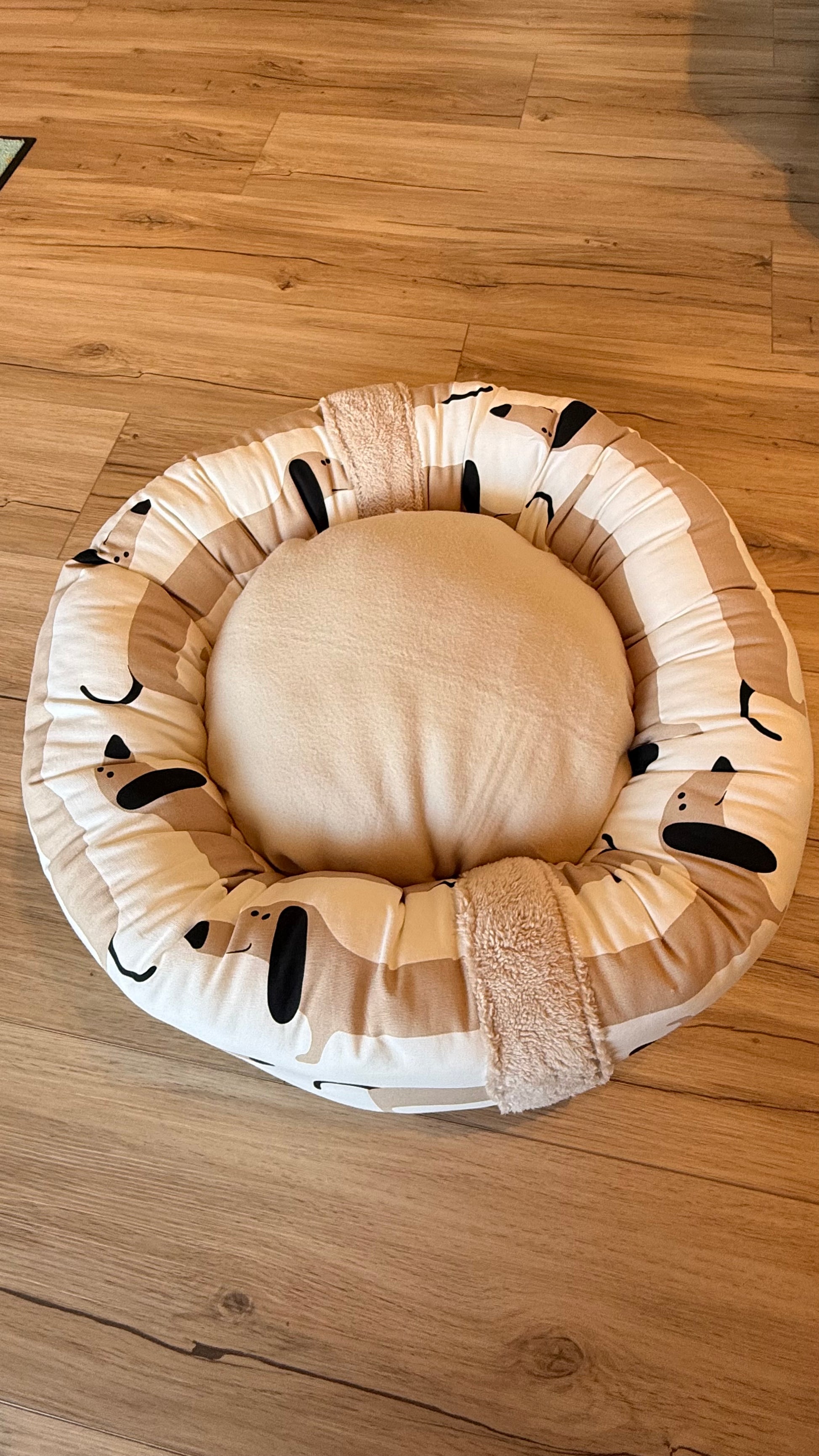 Handgefertigter Kuscheldonut für Hunde und Katzen, 63 cm Durchmesser mit 38 cm Innenkissen, niedlicher Dackel-Print, weiches Haustierbett für kleine Hunde.