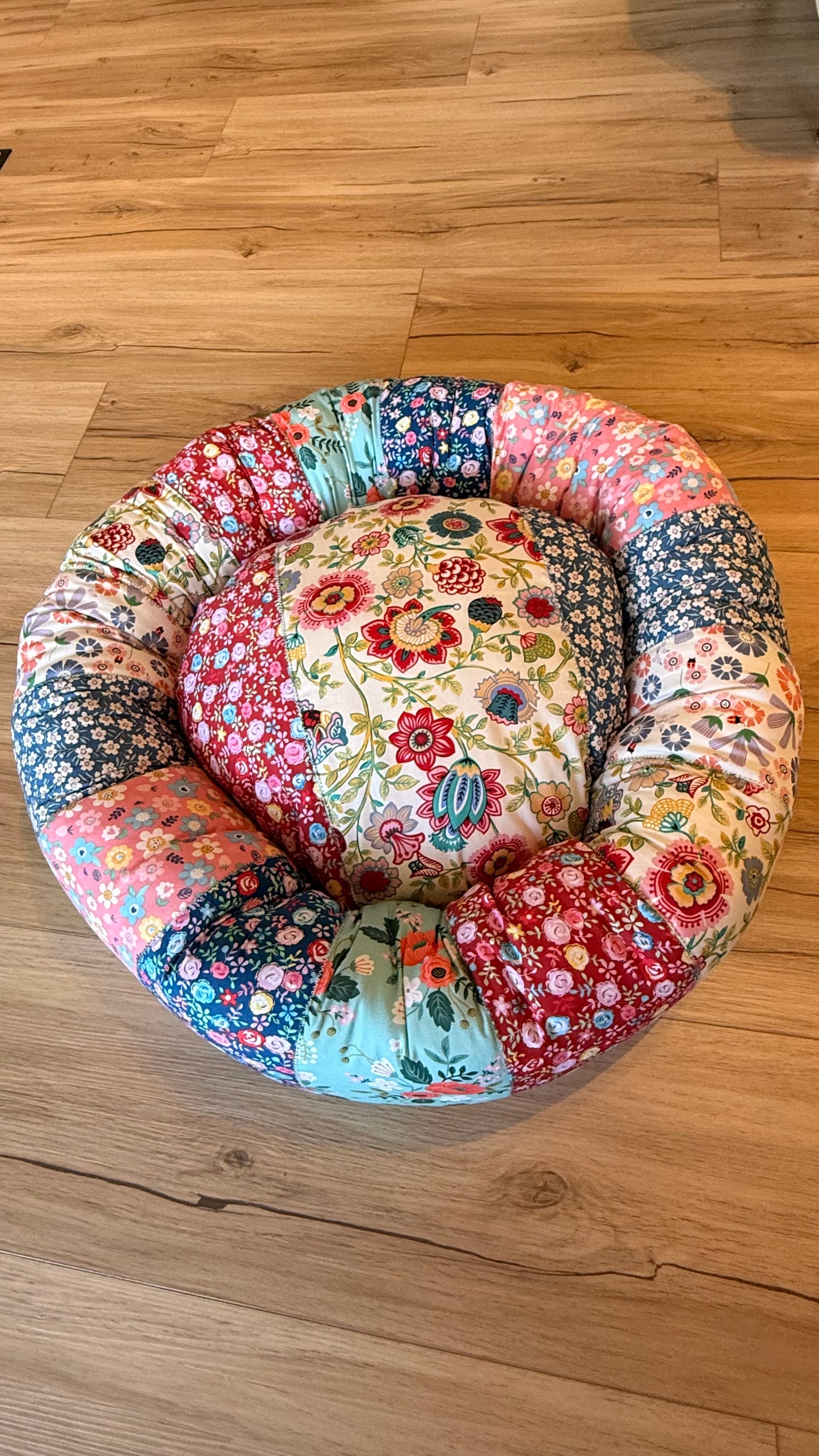 Handgefertigter Kuscheldonut für Hunde und Katzen, 63 cm Durchmesser, florales Design mit 38 cm Innenkissen, gemütliches Haustierbett aus Dein Krämerladen.