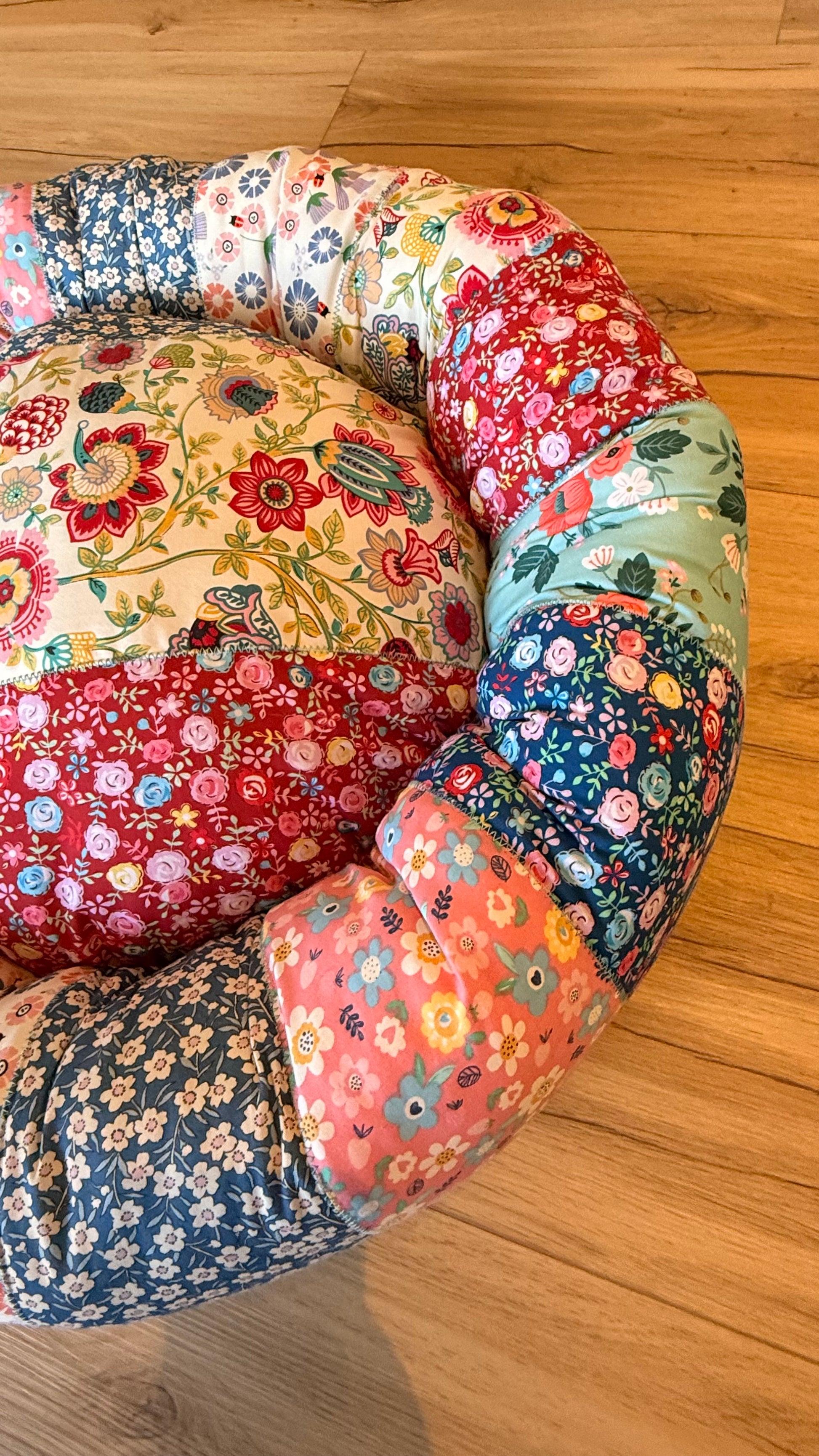 Handgefertigter Kuscheldonut für Hunde und Katzen, 63 cm Durchmesser, florales Design mit 38 cm Innenkissen, gemütliches Haustierbett aus Dein Krämerladen.