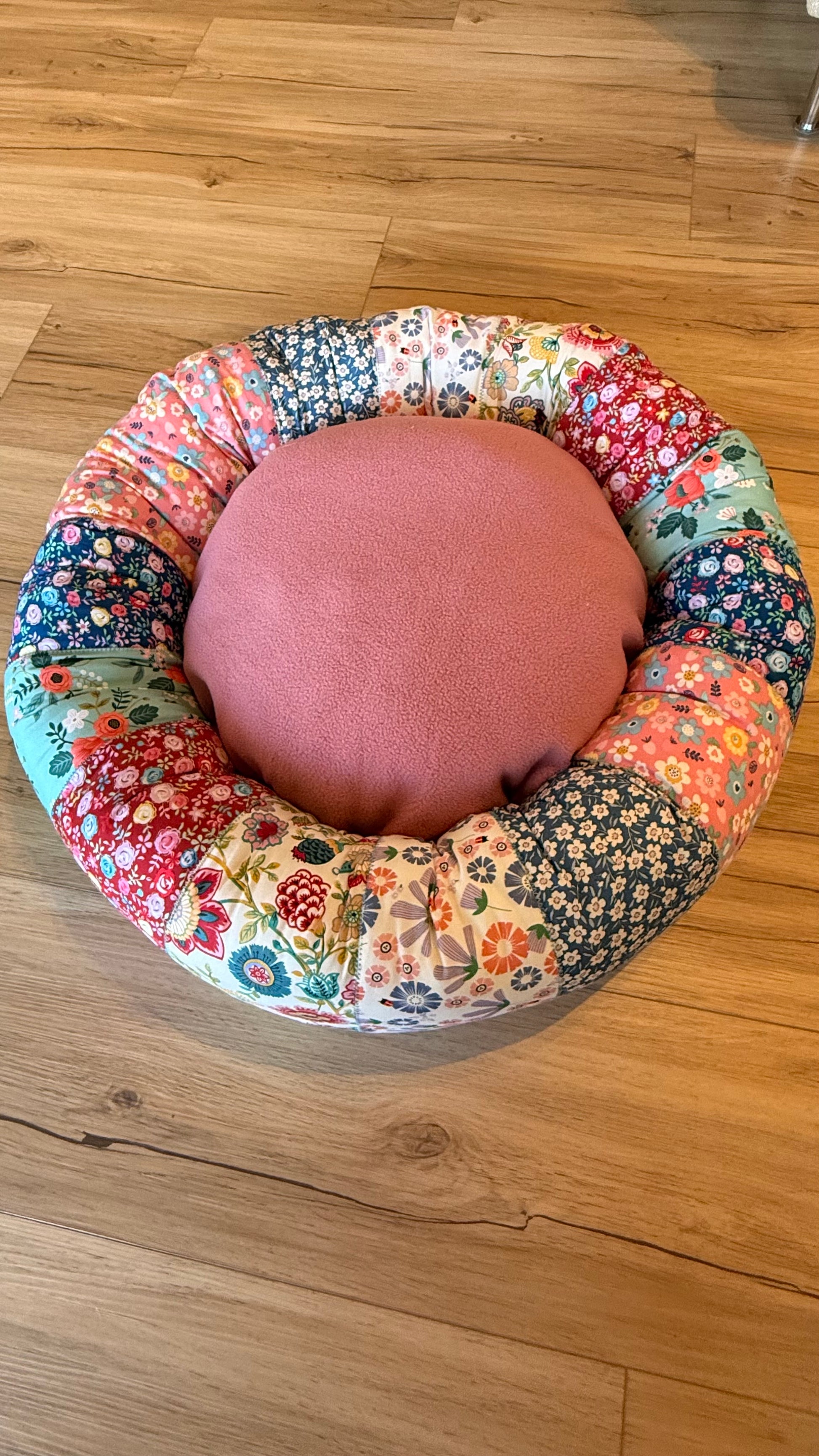 Handgefertigter Kuscheldonut für Hunde und Katzen, 63 cm Durchmesser, florales Design mit 38 cm Innenkissen, gemütliches Haustierbett aus Dein Krämerladen.