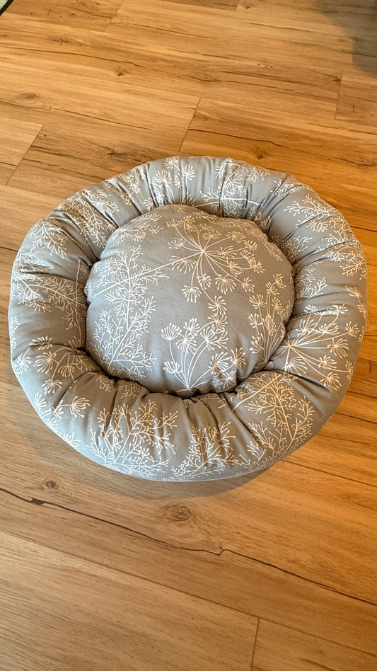Handgefertigter Kuscheldonut für Hunde und Katzen, 63 cm Durchmesser, Botanicals Design mit 38 cm Innenkissen, gemütliches Haustierbett aus Dein Krämerladen.