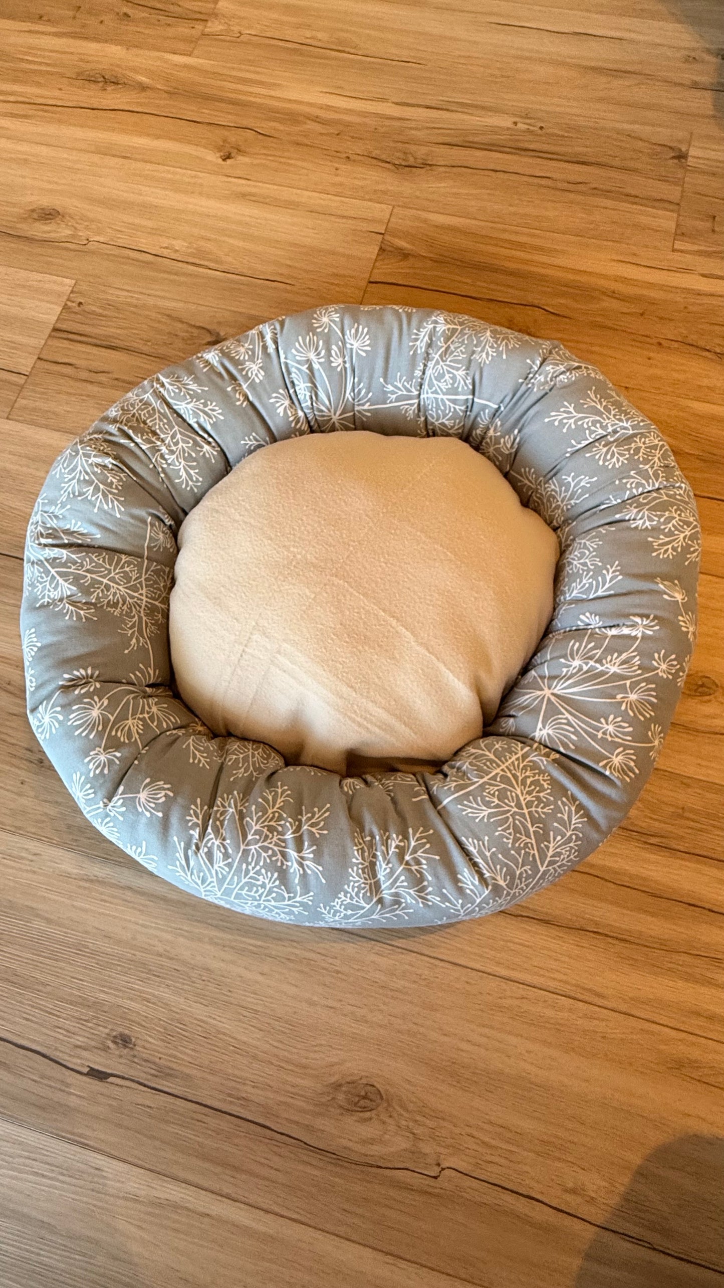 Handgefertigter Kuscheldonut für Hunde und Katzen, 63 cm Durchmesser, Botanicals Design mit 38 cm Innenkissen, gemütliches Haustierbett aus Dein Krämerladen.