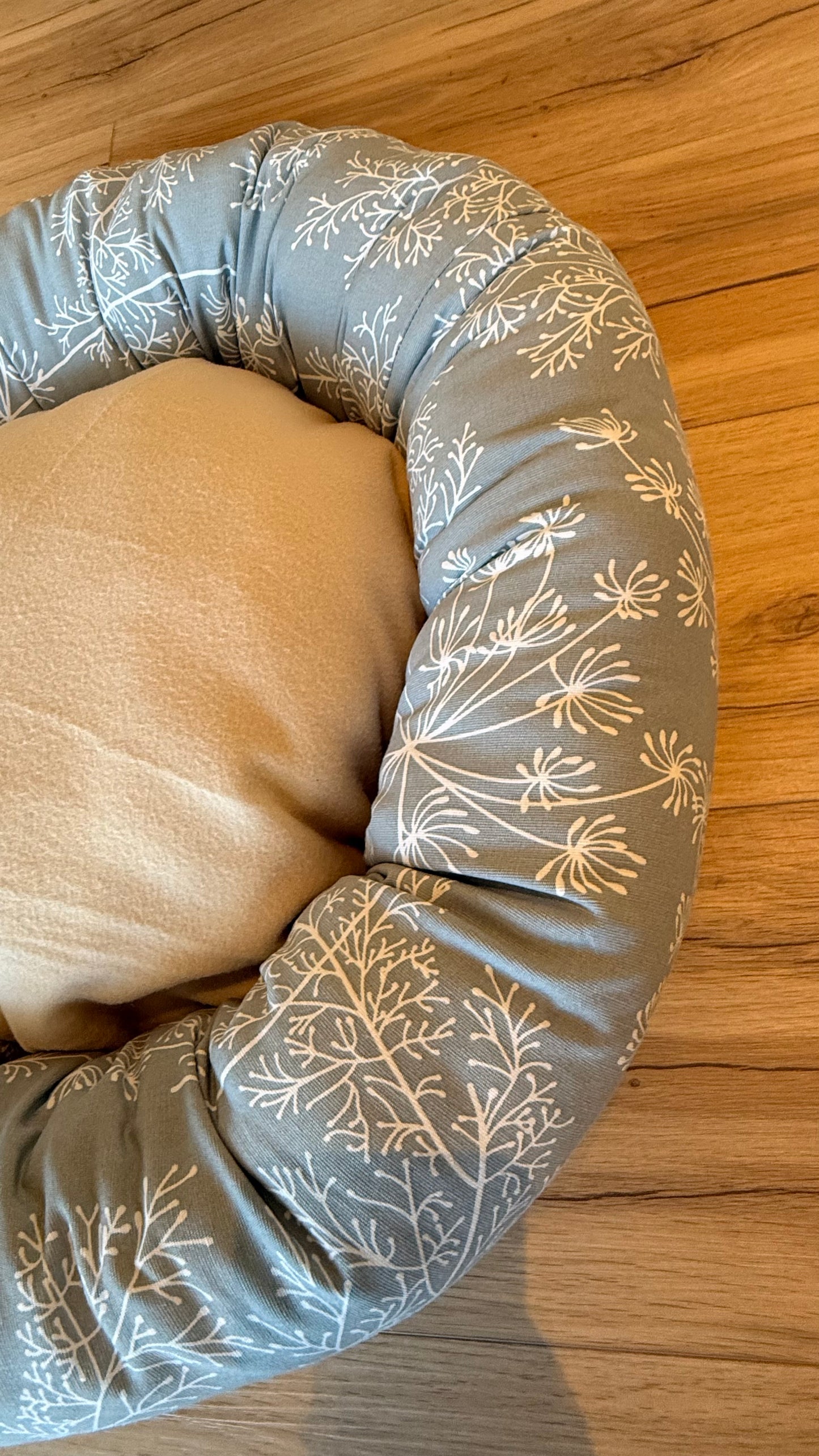 Handgefertigter Kuscheldonut für Hunde und Katzen, 63 cm Durchmesser, Botanicals Design mit 38 cm Innenkissen, gemütliches Haustierbett aus Dein Krämerladen.