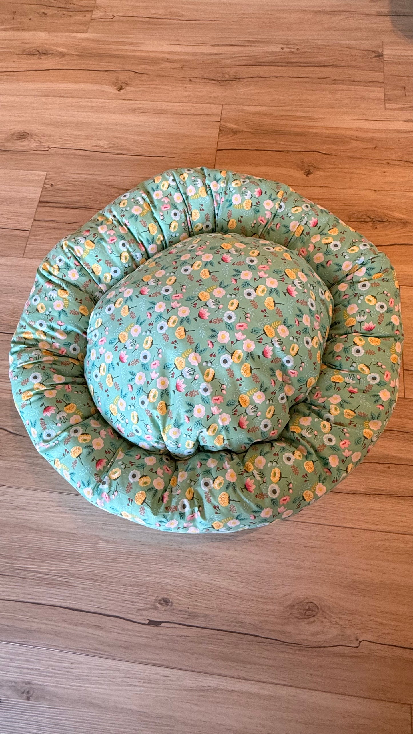 Handgefertigter Kuscheldonut für Hunde und Katzen, 63 cm Durchmesser, florales Design mit 38 cm Innenkissen, gemütliches Haustierbett aus Dein Krämerladen.