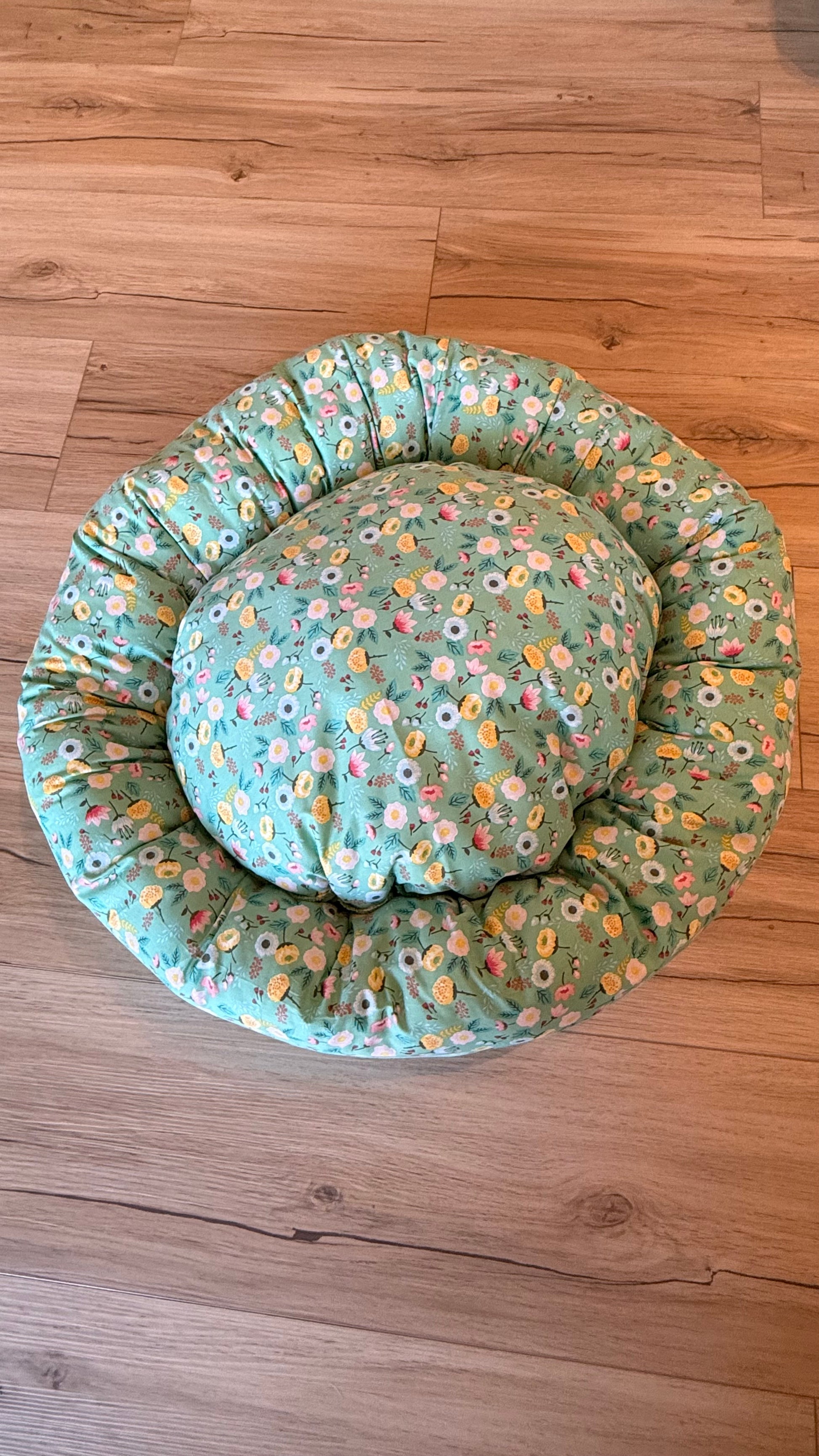 Handgefertigter Kuscheldonut für Hunde und Katzen, 63 cm Durchmesser, florales Design mit 38 cm Innenkissen, gemütliches Haustierbett aus Dein Krämerladen.