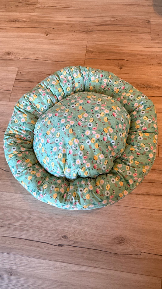 Handgefertigter Kuscheldonut für Hunde und Katzen, 63 cm Durchmesser, florales Design mit 38 cm Innenkissen, gemütliches Haustierbett aus Dein Krämerladen.