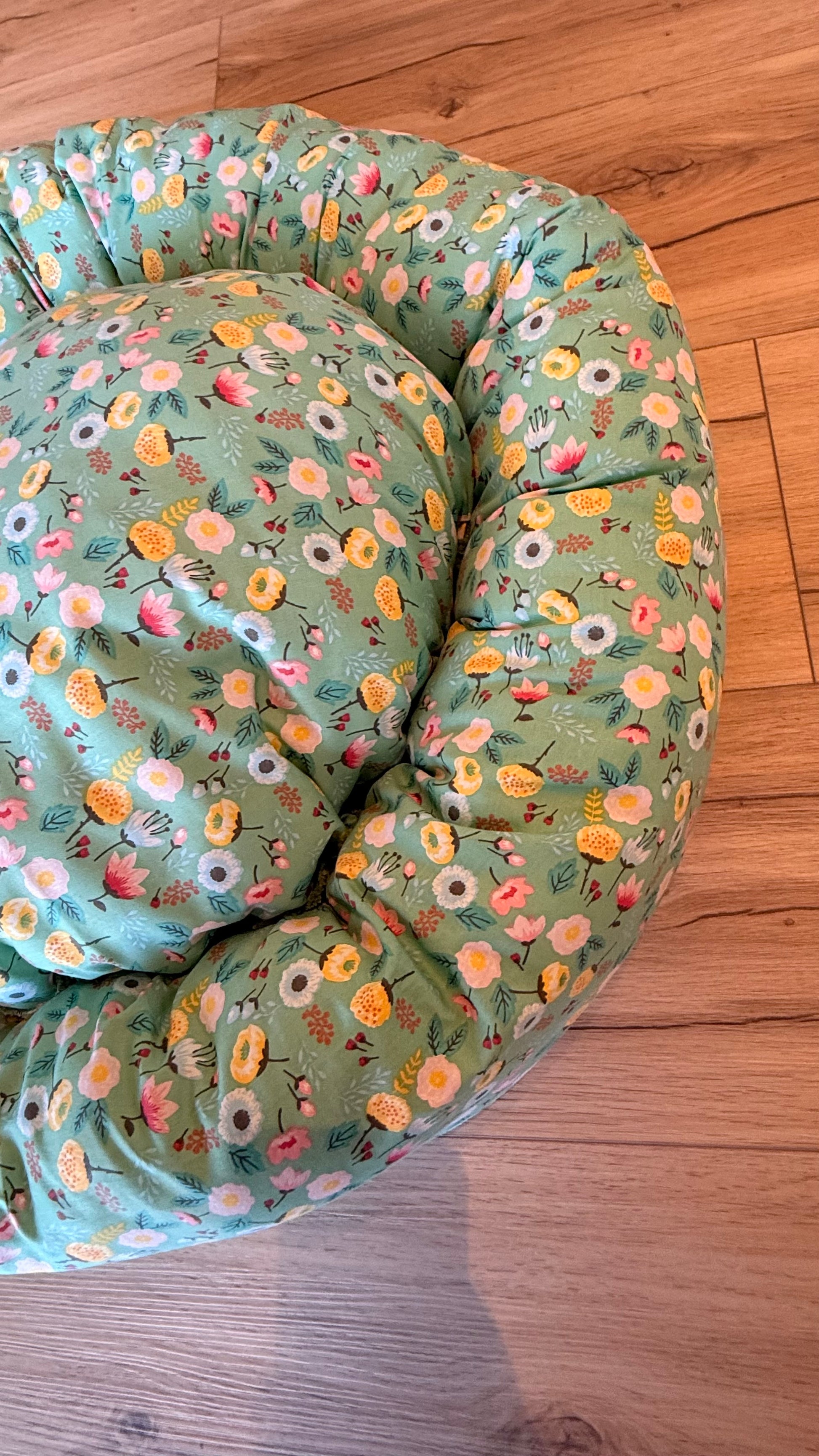Handgefertigter Kuscheldonut für Hunde und Katzen, 63 cm Durchmesser, florales Design mit 38 cm Innenkissen, gemütliches Haustierbett aus Dein Krämerladen.