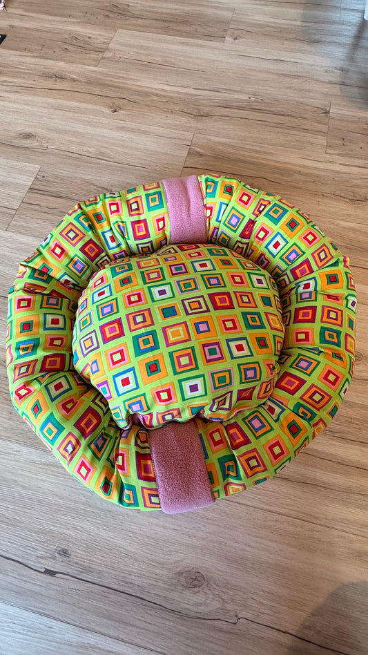 Handgefertigter Kuscheldonut für Hunde und Katzen, 63 cm Durchmesser, Karos Design mit 38 cm Innenkissen, gemütliches Haustierbett aus Dein Krämerladen.