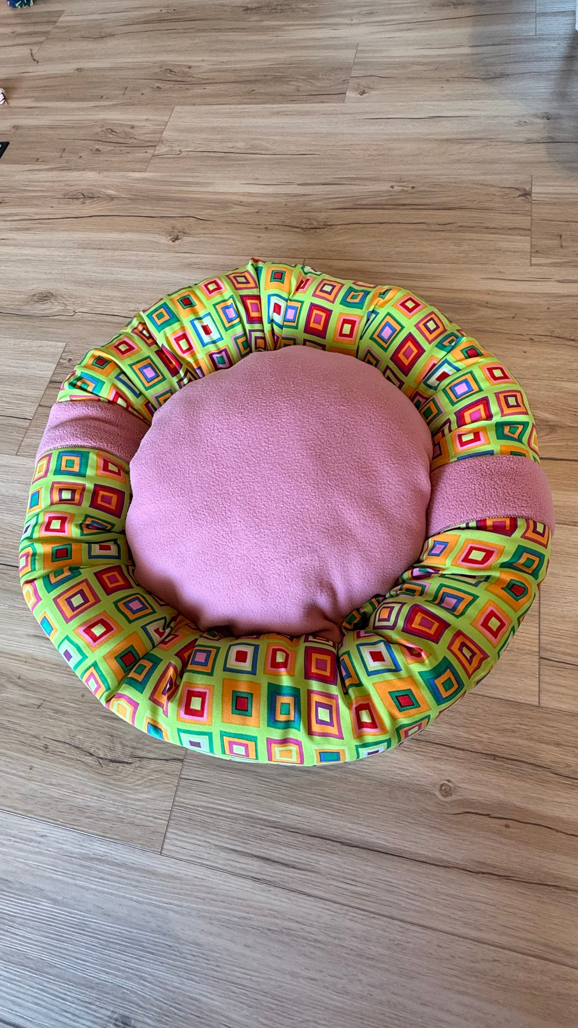 Handgefertigter Kuscheldonut für Hunde und Katzen, 63 cm Durchmesser, Karos Design mit 38 cm Innenkissen, gemütliches Haustierbett aus Dein Krämerladen.