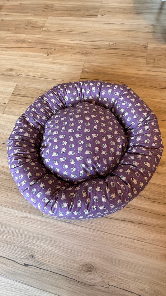 Handgefertigter Kuscheldonut für Hunde und Katzen, 63 cm Durchmesser,Mops Design mit 38 cm Innenkissen, gemütliches Haustierbett aus Dein Krämerladen.