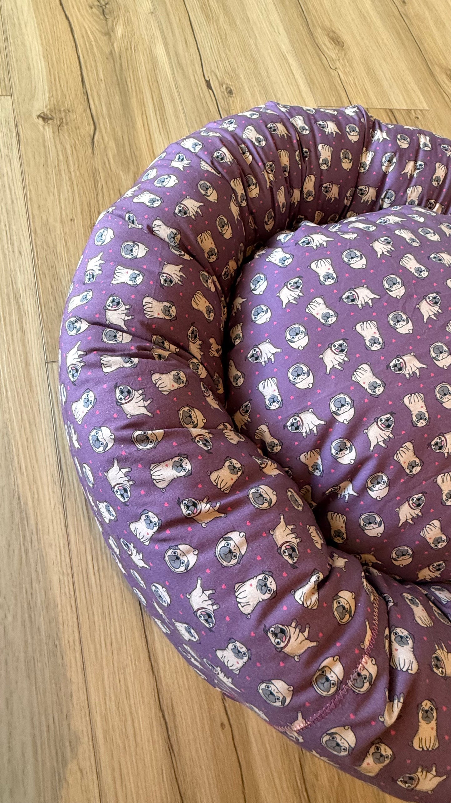 Handgefertigter Kuscheldonut für Hunde und Katzen, 63 cm Durchmesser,Mops Design mit 38 cm Innenkissen, gemütliches Haustierbett aus Dein Krämerladen.