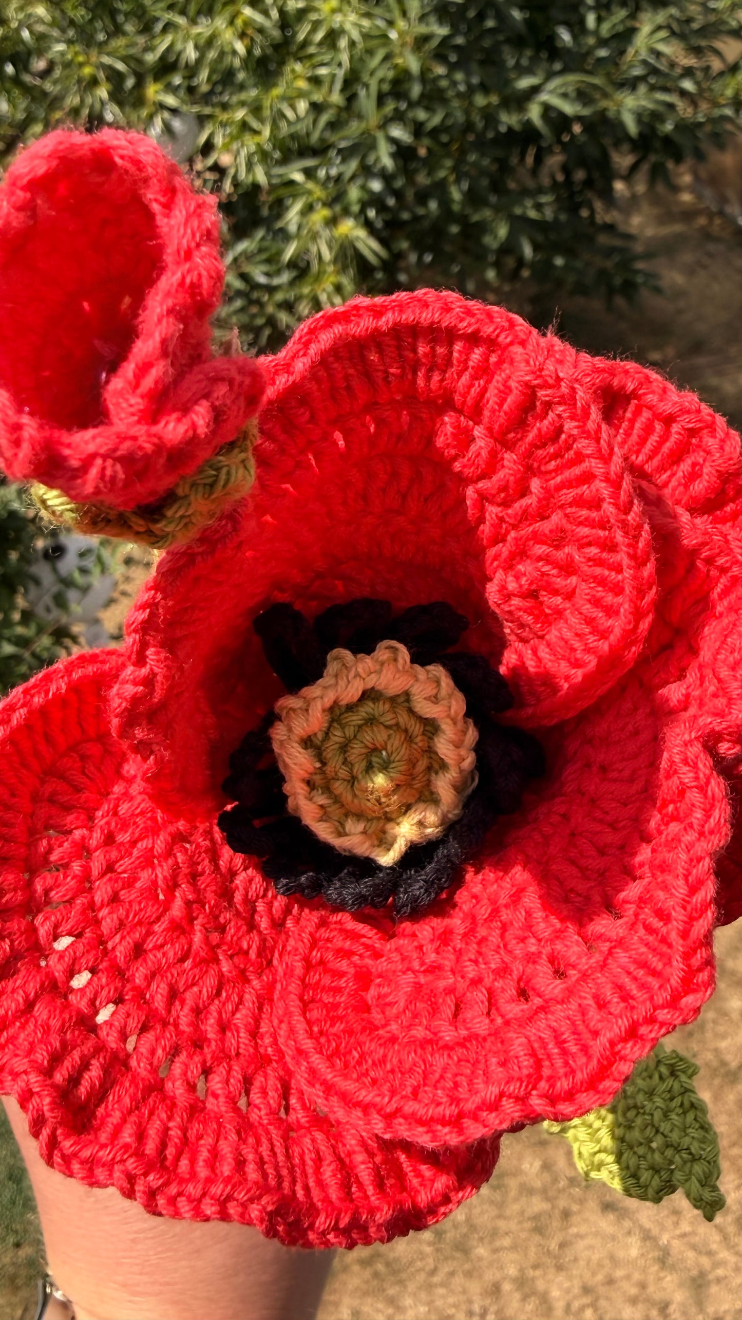 Handgehäkelte rote Mohnblume mit offener Blüte, einer geschlossenen Knospe und grünem Stiel mit Blättern, handgemachte Häkelblume aus Dein Krämerladen.