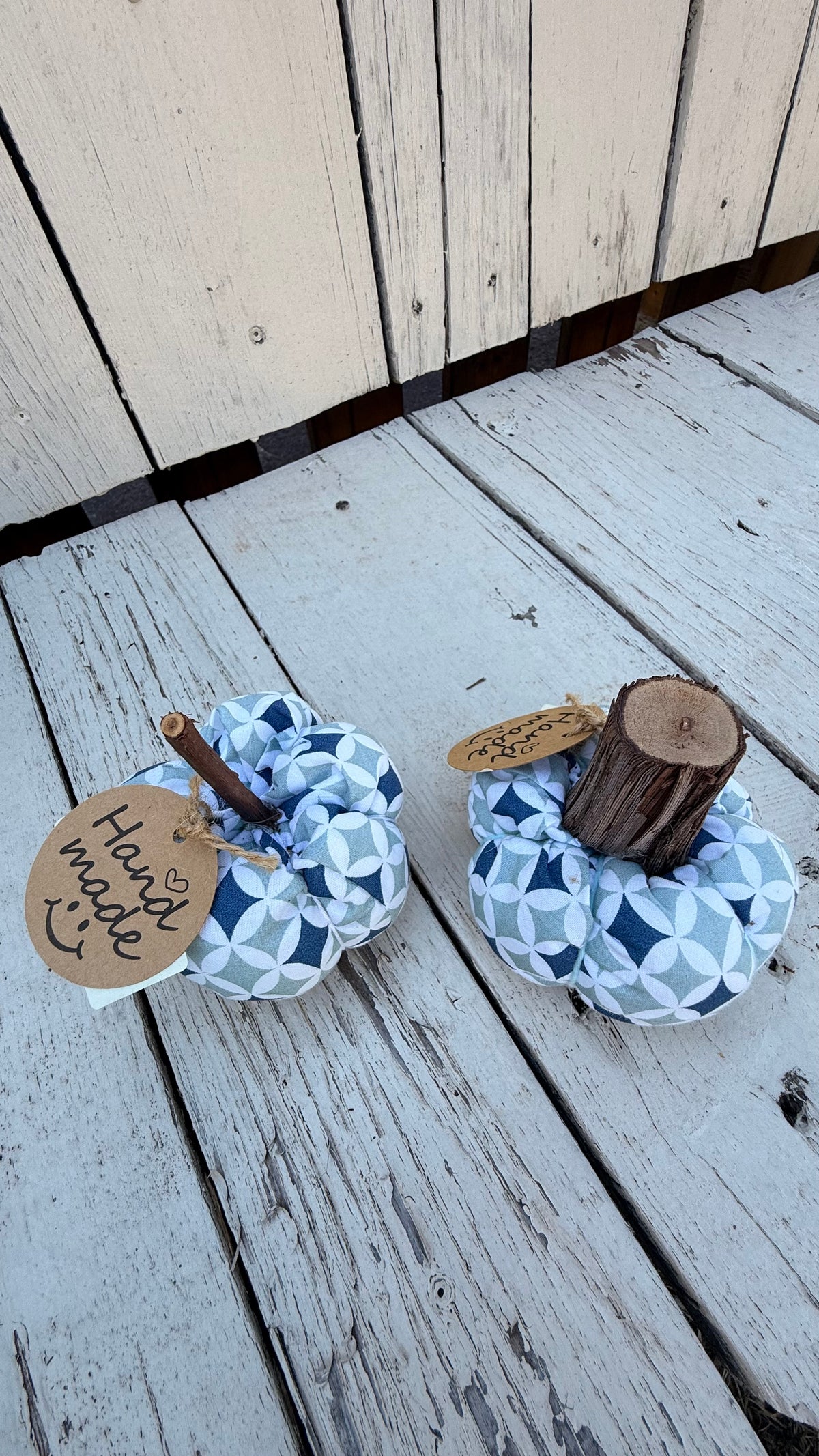 Stoffkürbis in Blau gemustert aus der Vogelperspektive mit Holzstiel und Handmade-Anhänger