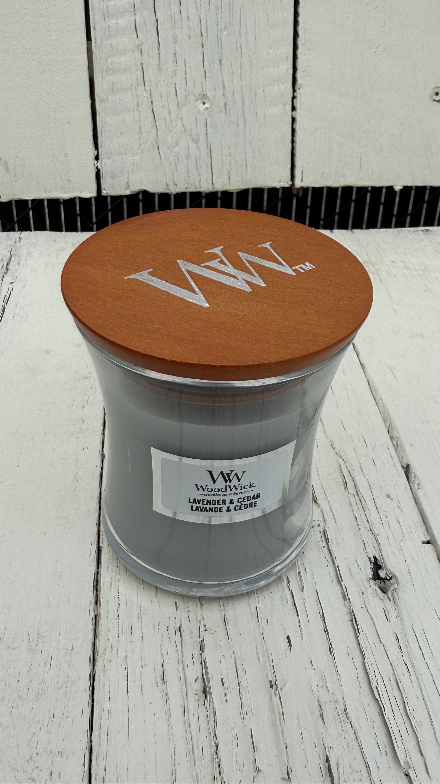 WoodWick Duftkerze Lavender & Cedar im kleinen Glas.