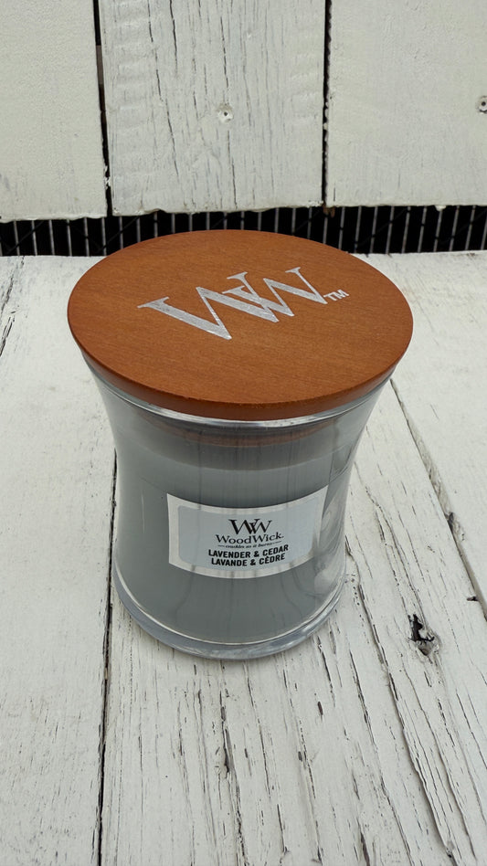 WoodWick Duftkerze Lavender & Cedar im kleinen Glas.