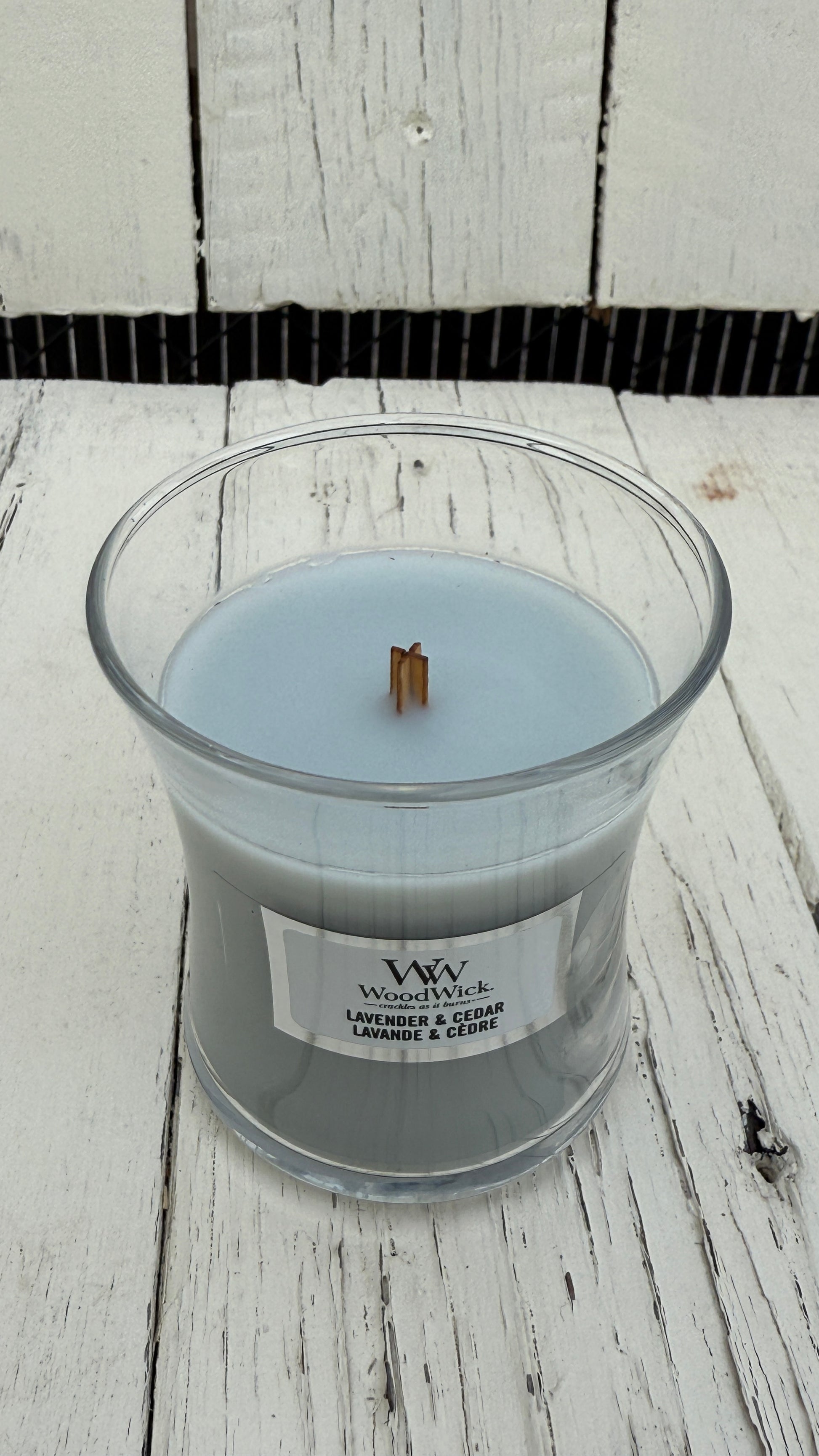 WoodWick Duftkerze Lavender & Cedar im kleinen Glas.