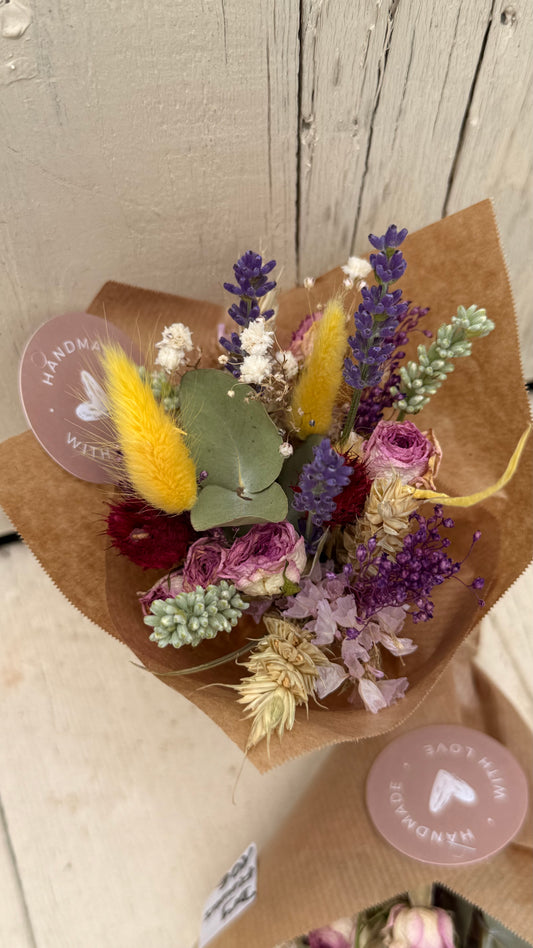 Mini-Trockenblumenstrauß mit echtem Lavendel – Handgemachtes Unikat im Kraftpapier