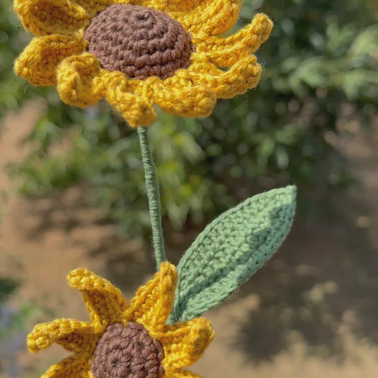 Handgehäkelte Sonnenblume mit zwei gelben Blütenköpfen, brauner Mitte, grünem Stiel und Blatt, handgemachte Häkelblume aus Dein Krämerladen