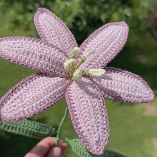 Handgehäkelte rosa Lilie, handgefertigte Kunstblume von Mama Edeltrud, nachhaltige Blumendekoration für die Vase.