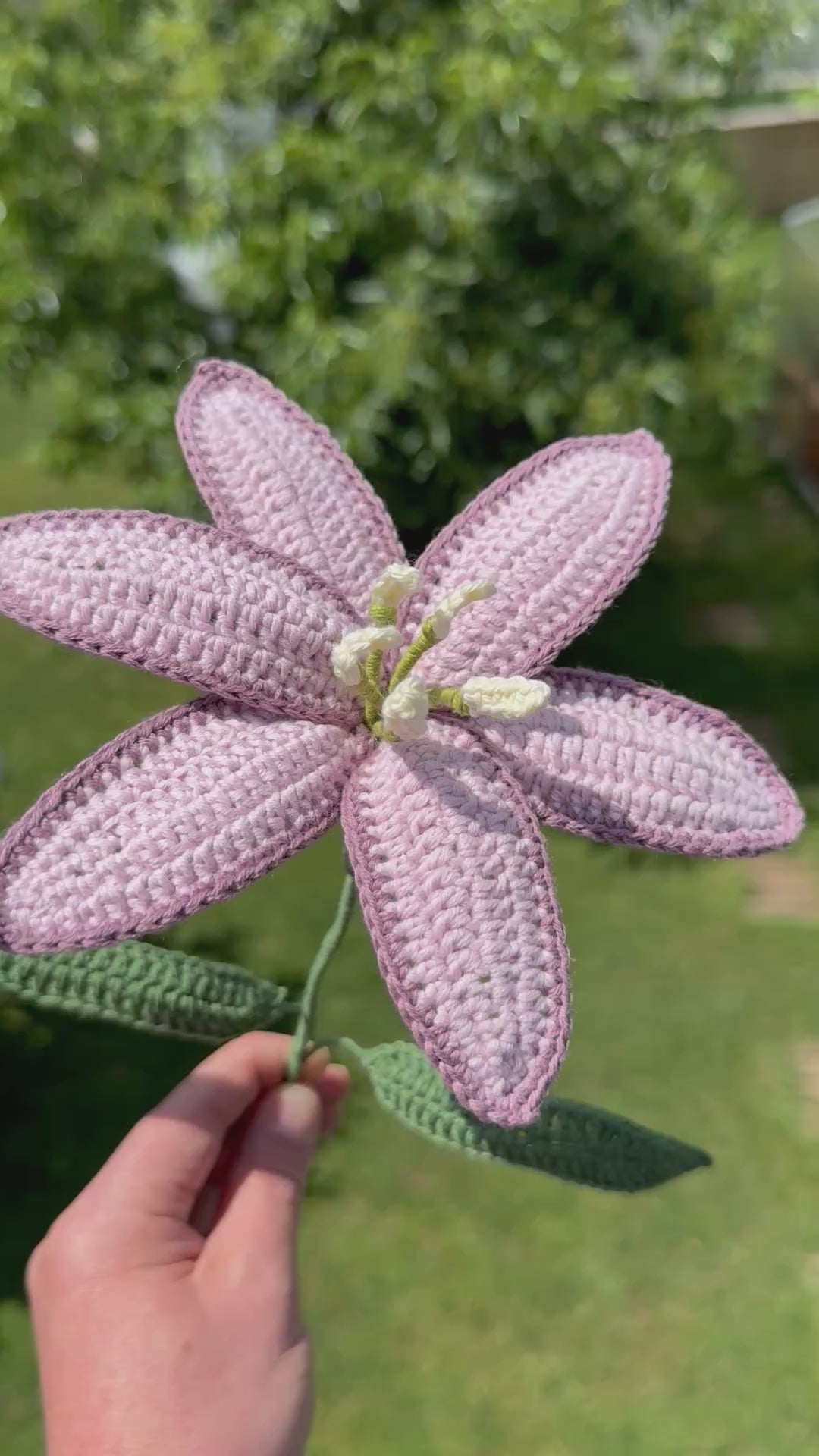 Handgehäkelte rosa Lilie, handgefertigte Kunstblume von Mama Edeltrud, nachhaltige Blumendekoration für die Vase.