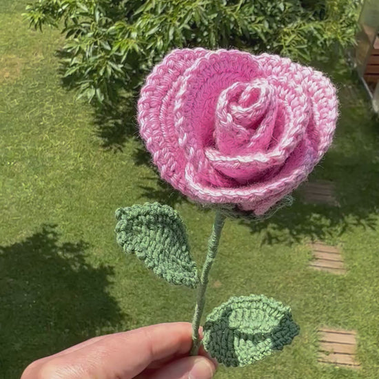 Gehäkelte Rose am Stiel, kunstvolles florales Unikat für die Vase, langlebige und pflegeleichte Blumendekoration.