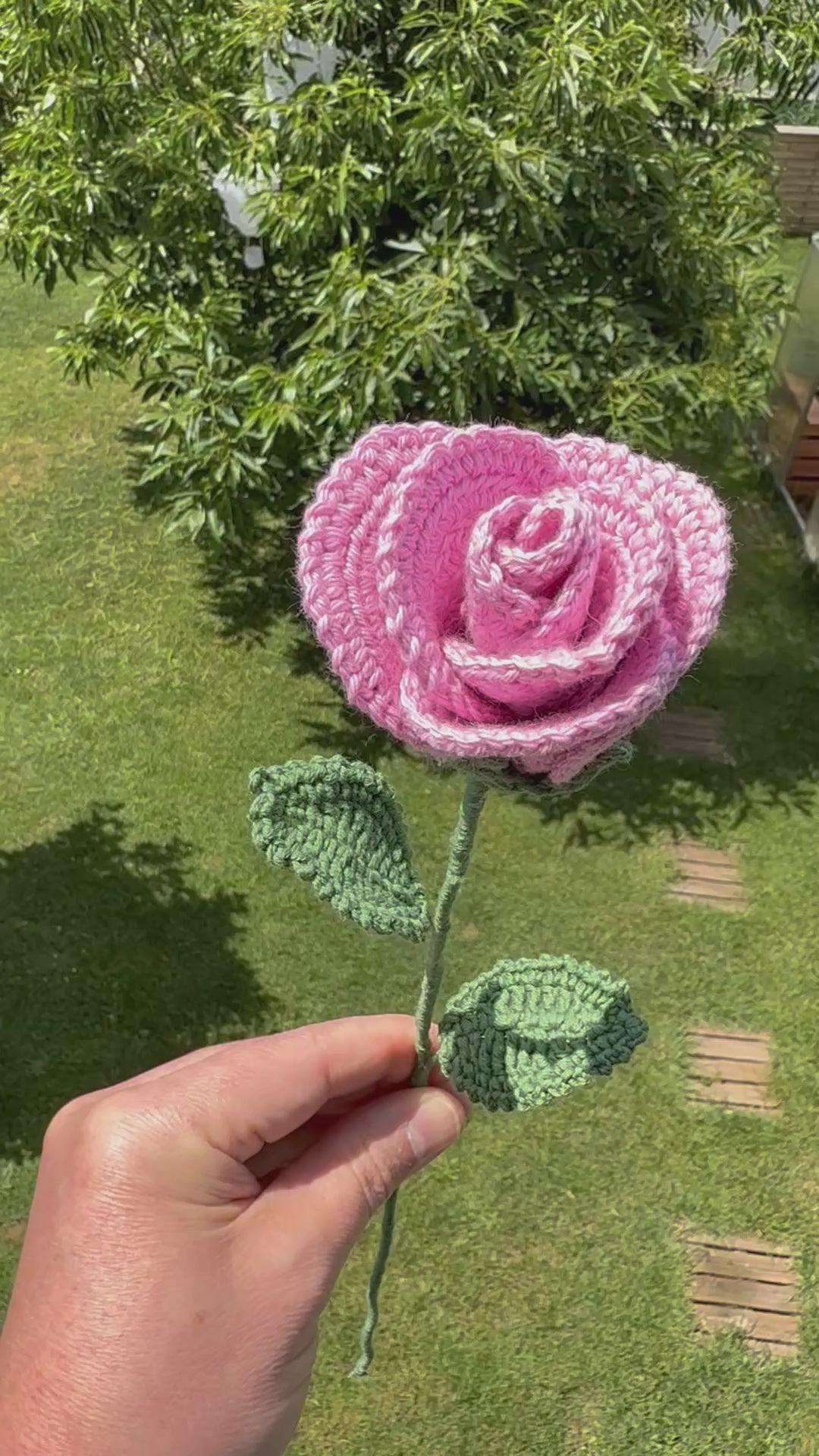 Gehäkelte Rose am Stiel, kunstvolles florales Unikat für die Vase, langlebige und pflegeleichte Blumendekoration.