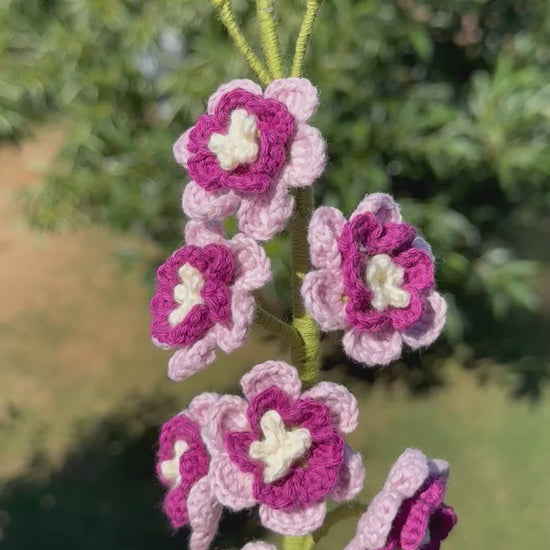 Entdecke unseren handgehäkelten Rittersporn aus der Mama Edeltrud Kollektion – die elegante, nachhaltige Deko-Blume für ein stilvolles Zuhause. Jetzt online ansehen!