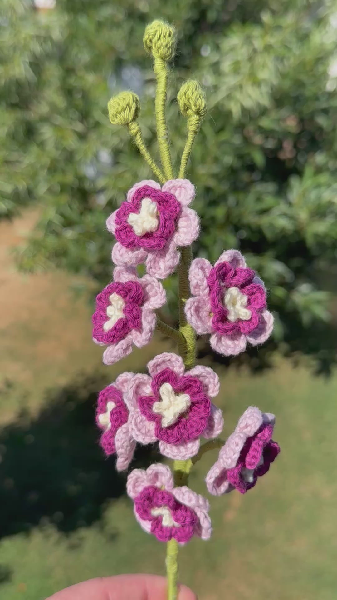 Entdecke unseren handgehäkelten Rittersporn aus der Mama Edeltrud Kollektion – die elegante, nachhaltige Deko-Blume für ein stilvolles Zuhause. Jetzt online ansehen!