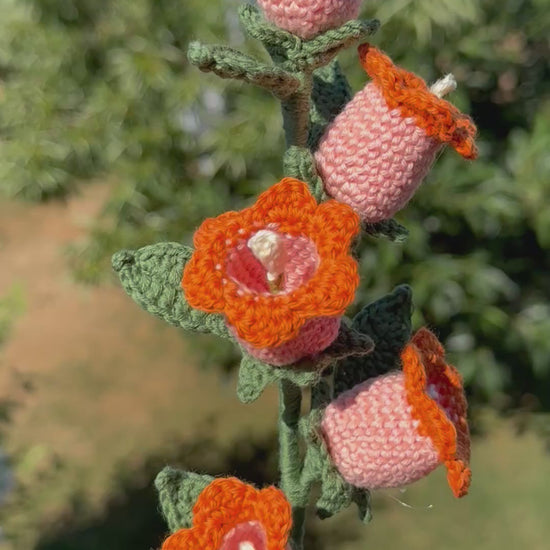 Handgehäkelte Glockenblume mit fünf Blüten, handgefertigtes botanisches Unikat von Edeltrud, langlebige Dekoration aus Baumwolle.