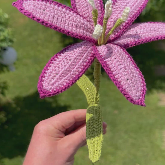Handgehäkelte rosa Lilie, handgefertigte Kunstblume von Edeltrud, nachhaltige Dekoration