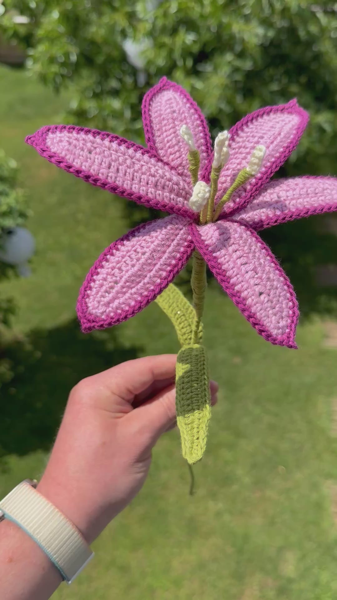 Handgehäkelte rosa Lilie, handgefertigte Kunstblume von Edeltrud, nachhaltige Dekoration
