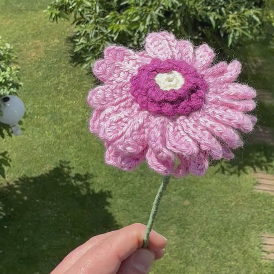 Gehäkelte Gerbera am Stiel, fröhliches florales Unikat für die Vase, pflegeleichte und nachhaltige Blumendekoration.