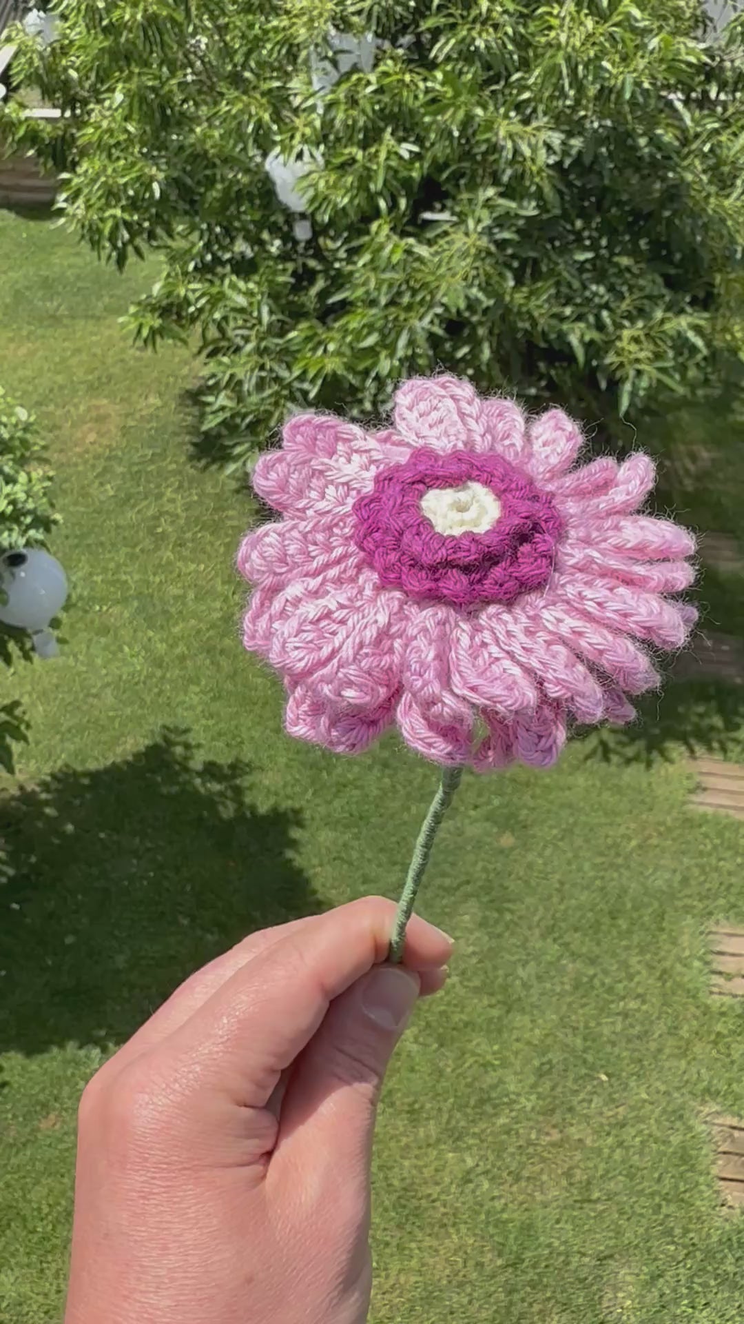 Gehäkelte Gerbera am Stiel, fröhliches florales Unikat für die Vase, pflegeleichte und nachhaltige Blumendekoration.