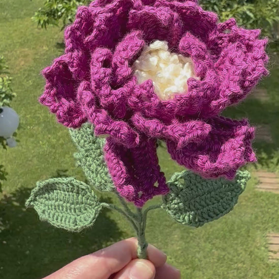 Handgehäkelte Pfingstrose in beerenfarben mit grünen Blättern, hochwertiges handgefertigtes Blumen-Unikat von Edeltrud, langlebige Blumendekoration.
